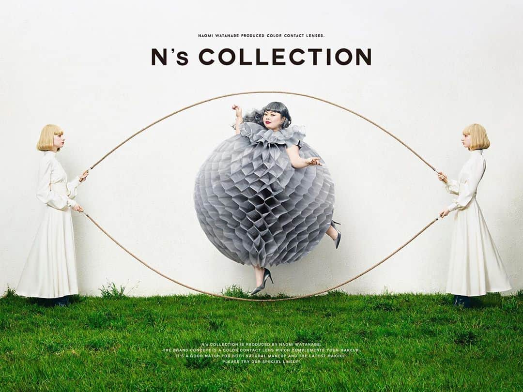 渡辺直美のインスタグラム：「👁再投稿👁 私がプロデュースしているカラコン 「N's collection」から新色2色が発売される事になりました！！ @nscollection_official   🆕玉こんにゃく(グレー) 🆕ほうじ茶ラテ(ブラウン)  新ビジュアルも @yuni_yoshida さんに作っていただきました🌹なんと私自体がまんまるな瞳に🥺天才すぎる🔥 すっごいジャンプしたよ🤣 あとこの衣装での移動がとにかく大変だったよ😂 素敵な作品をありがとうございました🌸  そして、前回に引き続き、 @mi0306chi ちゃんにイメージムービーに出演頂きました🥰 超絶可愛い🥺💚本当にありがとうございました💘😭  動画では全部のカラコンを紹介していますので是非チェックお願いします🔥  10月からweb先行発売です🌹 私は玉こんにゃくで早くメイクしたい👁  #玉こんにゃく #ほうじ茶ラテ #👁👁  (綺麗な画質の動画が届いたので新しく投稿し直しました🙏)  Two new colors are being released from "N's collection" the color contact line I produce!!  🆕Tama Konjak (Grey) 🆕Hojichan Latte (Brown)  For the first time in a few years, the new visuals were created by @yuni_yoshida🌹I, myself became the pupil🥺 Such a genius🔥 I jumped a lot🤣 and it was very difficult to move around in this outfit😂 Thank you very much for an amazing project🌸  Like last time, we had @mi0306chi appear in the video clip🥰🙏 Super cute🥺💚Thank you very much💘😭  We're introducing the color contacts in the clip so please check it out🔥  It will be released first online in October🌹 I'll let you know when details are confirmed😉」