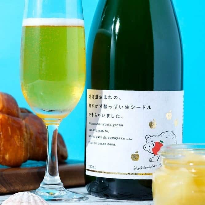 KURAND@日本酒飲み放題さんのインスタグラム写真 - (KURAND@日本酒飲み放題Instagram)「甘酸っぱいけど甘すぎない。 こだわりの「生シードル」です。🍎  『 北海道生まれの、爽やか甘酸っぱい 生シードルできちゃいました 』  名前の長さに負けない、魅力たっぷりの フレッシュなりんごのお酒。  ... 北海道産のりんごをギュッと絞った、 こだわりの「生シードル」です。  フレッシュ、爽快、プレミアム。 ちょっと特別な日の乾杯にもぴったり。  甘酸っぱいけど、甘すぎない。 色中にもしっかり馴染みます。 このバランスも含めて魅力いっぱい  ぜひ一度、飲んでみてください。 ___  📱@kurand_info﻿  ﻿ ➤ 上記タグより、プロフィールページへ ...➤ urlから公式ページへ  全国の酒蔵さんと共同開発した KURANDでしか飲めない「お酒」がたくさん！  #KURAND #シードル #北海道 #果実酒 #Apple #cidre #sparkling #Liquor」9月21日 20時09分 - kurand_info