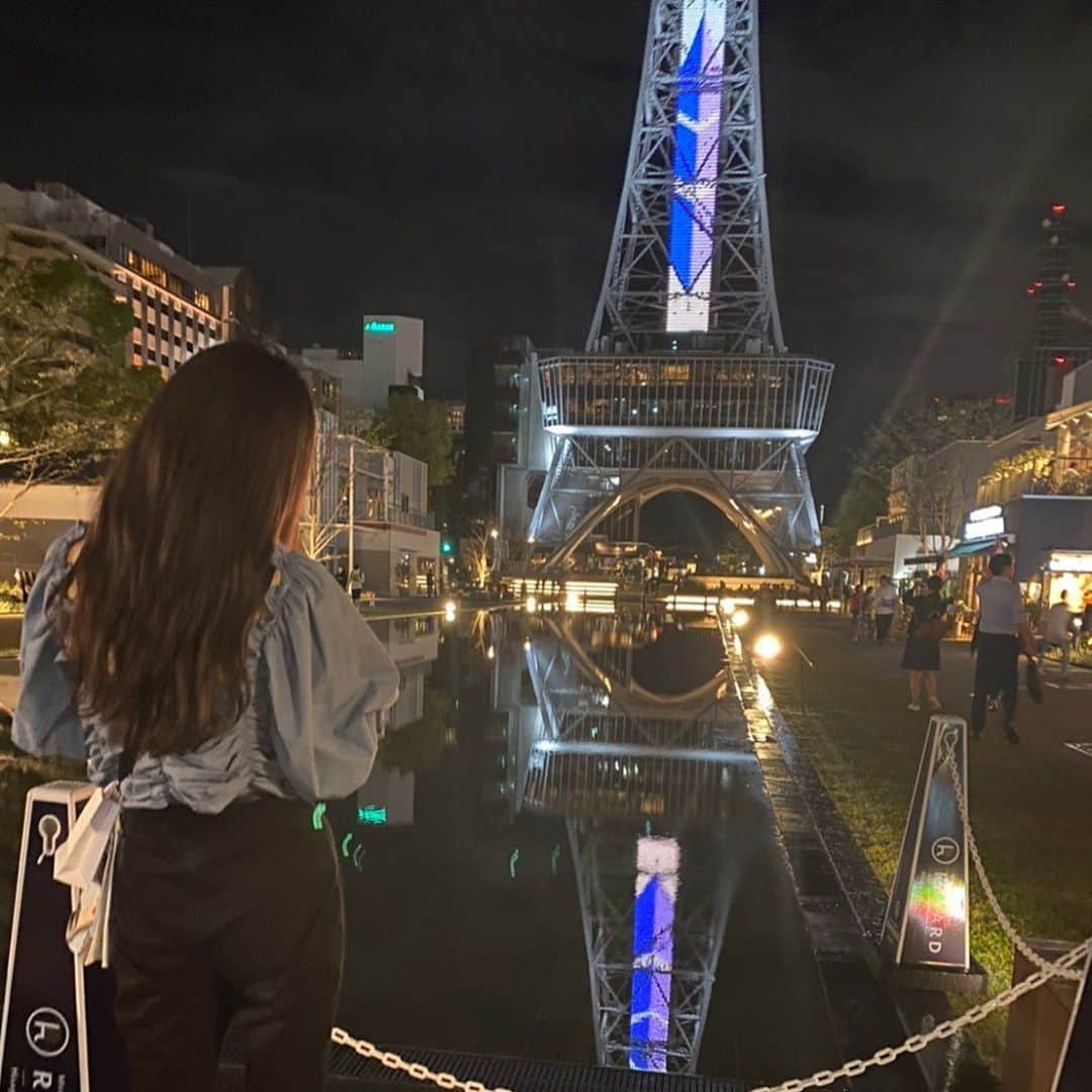 野島樺乃のインスタグラム：「後ろ姿なんて珍しい?? @chikako_1119 が撮ってくれました〜 . . #ヒサヤオオドオリパーク #久屋大通 #久屋大通パーク #久屋大通公園 #栄 #テレビ塔 #夜景 #名古屋 #後ろ姿 #fashion #오오티디 #秋コーデ」