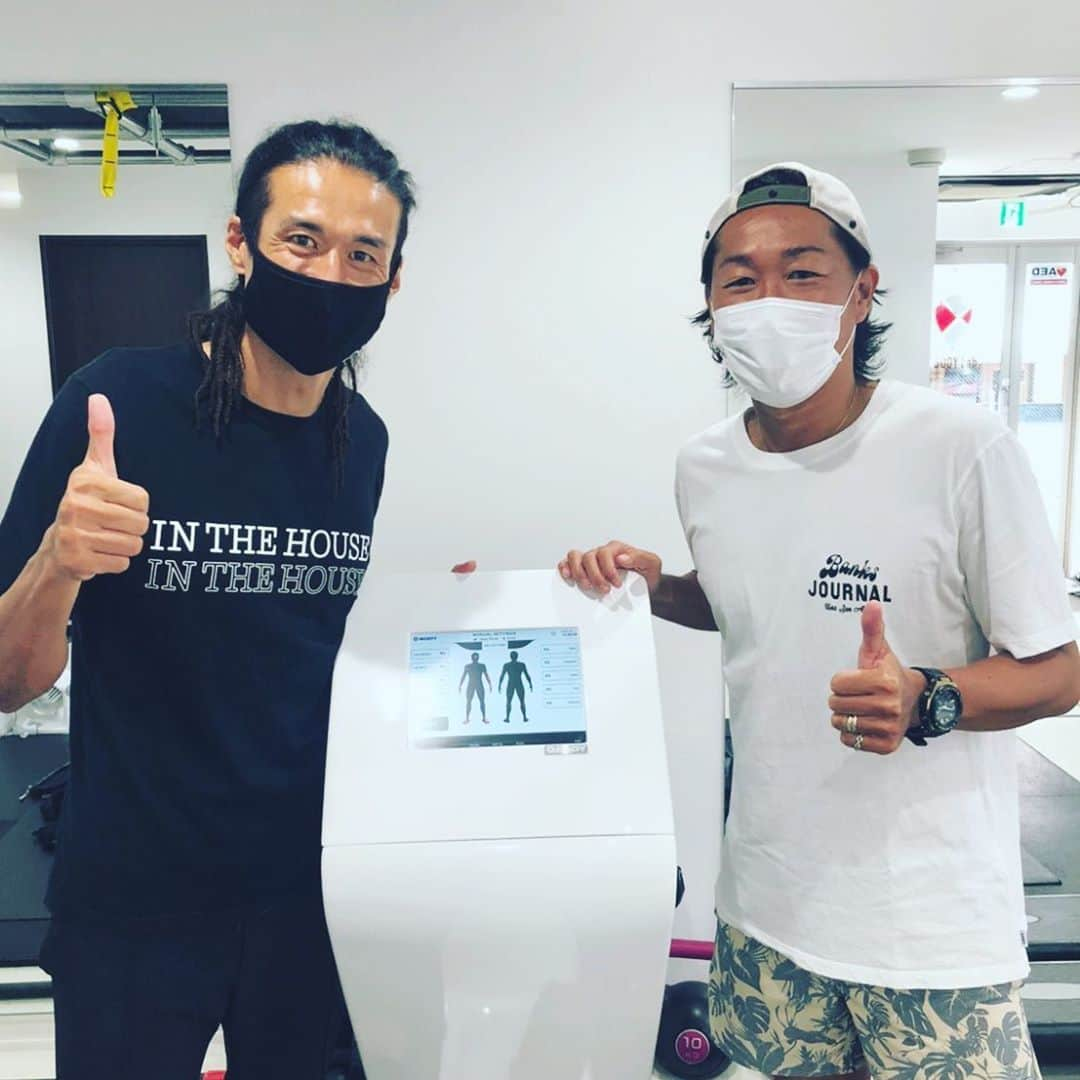 石川直宏さんのインスタグラム写真 - (石川直宏Instagram)「気になっていた全身型EMSトレーニングを体感⚡️  TRは20分ほどだったけど、かなり良い刺激が加わりました💪✨  継続しながらからだの変化を感じていきたいと思います😎  実は今まで面識はなく、でもドレッドヘアーなので勝手にpeacefulな人なんだろうなと思っていたけど😆、本当に素敵な人でした✨  小針さん、ありがとうございました🤙 ヤーマン✌️ . . @xbody_kichijoji  #全身型EMS #XBODY #XBODYLab吉祥寺 #SmartBodyMaking #小針清允 さん #石川直宏」9月21日 20時13分 - sgss.18