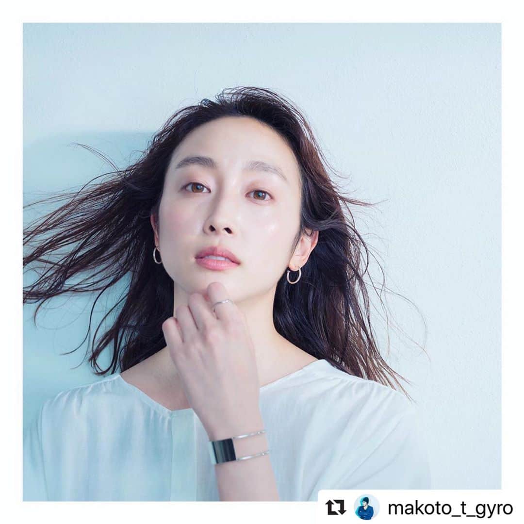 泉見祐希のインスタグラム：「. Work for @salonia_official  🧖🏻‍♀️🤍 #Repost @makoto_t_gyro with @make_repost ・・・ SALONIA SMART MOISTURE DEVICEのメインビジュアルの撮影を担当させて頂きました。  #fashion #fashionphotographer #photograph  #photographer  #stylist #hairmake #model  #shooting #makototakahashi」