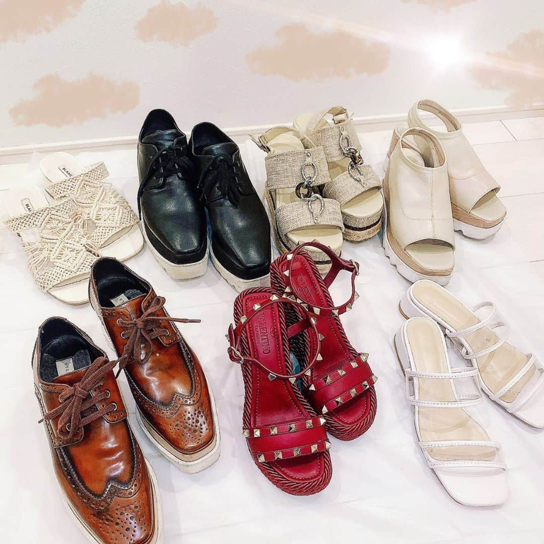 新希咲乃さんのインスタグラム写真 - (新希咲乃Instagram)「今年の夏にお世話になったシューズ達…👞﻿ ﻿ ﻿ 可愛いフットネイルもしてたから﻿ サンダルもたくさん履いたな〜﻿ ぺたんこ靴もヒールも大好き♡﻿ ﻿ ﻿手前左から〜 @stellamccartney  @maisonvalentino  @grl_official  @lacus_bynikisakino  で販売しようとしてたサンダル。笑 @stellamccartney  @murua_official  @amail_official   ﻿ホワイト系の靴を集めてたみたい 他にもたくさん靴はあるけど この子達が多かったな〜♡ ﻿ もうかなり秋だね〜涼しくて最高だね👒﻿ 秋冬のファッション好きだからたのしみ！﻿ ﻿  #stellamccartney #ステラマッカートニー #valentinoshoes #夏 #夏靴 #サンダル #シューズ #ヒール #murua #ムルーア #Lacus #GRL #グレイル #アマイル #クリアサンダル #エリスシューズ #ウェッジソール #靴 #シューズクローク #新希咲乃」9月21日 20時16分 - niki_sakino