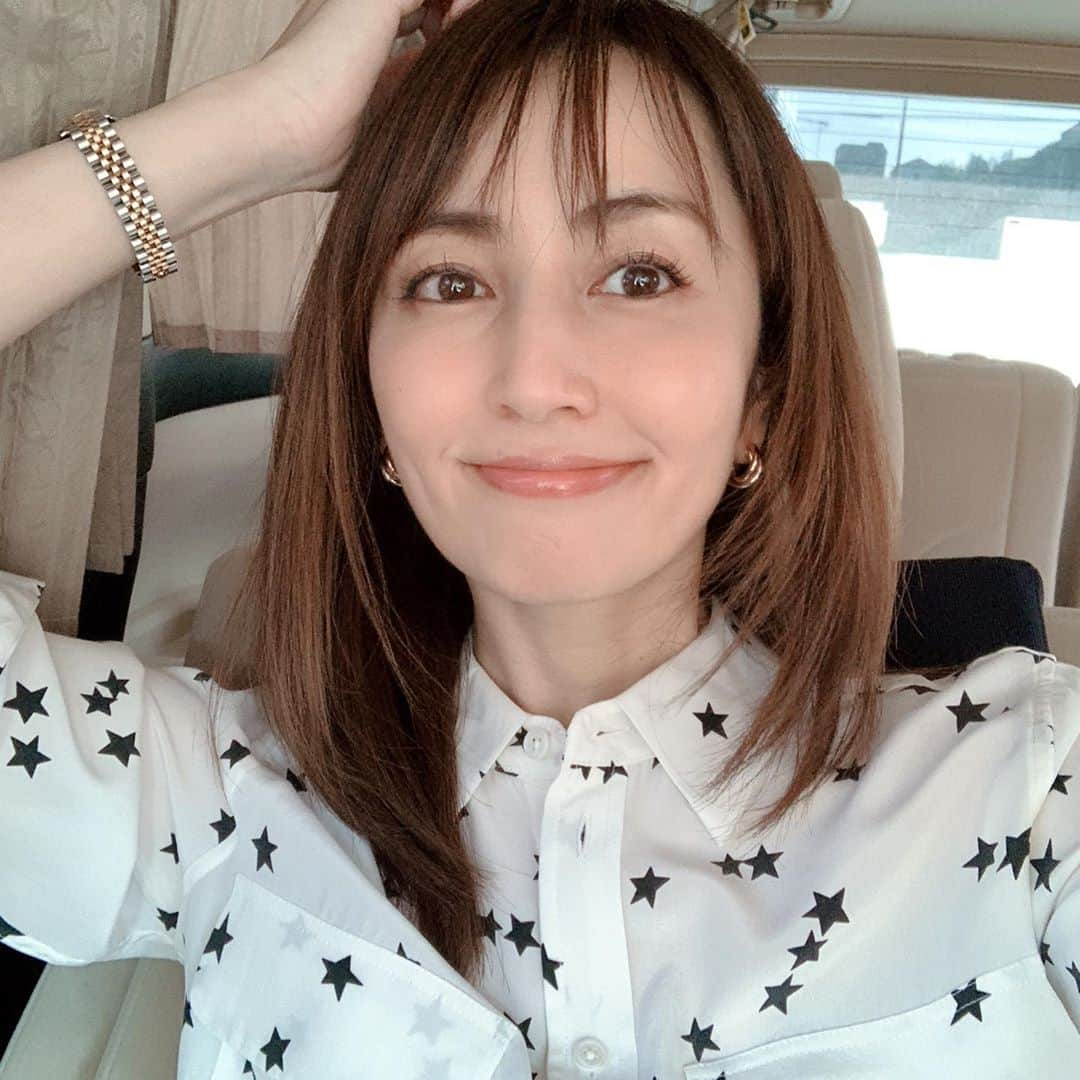 矢田亜希子さんのインスタグラム写真 - (矢田亜希子Instagram)「今日は新しい作品の衣装合わせへ‼︎ レイヤースタイル、自分でセットしやすくて楽ちんだ‼︎ #レイヤースタイル#レイヤーカット#ストレートアイロンで内巻きにあてるだけ#セルフスタイリング#星柄好き#シルクシャツ#エキップモン @equipmentfr_japan」9月21日 20時16分 - akiko_yada