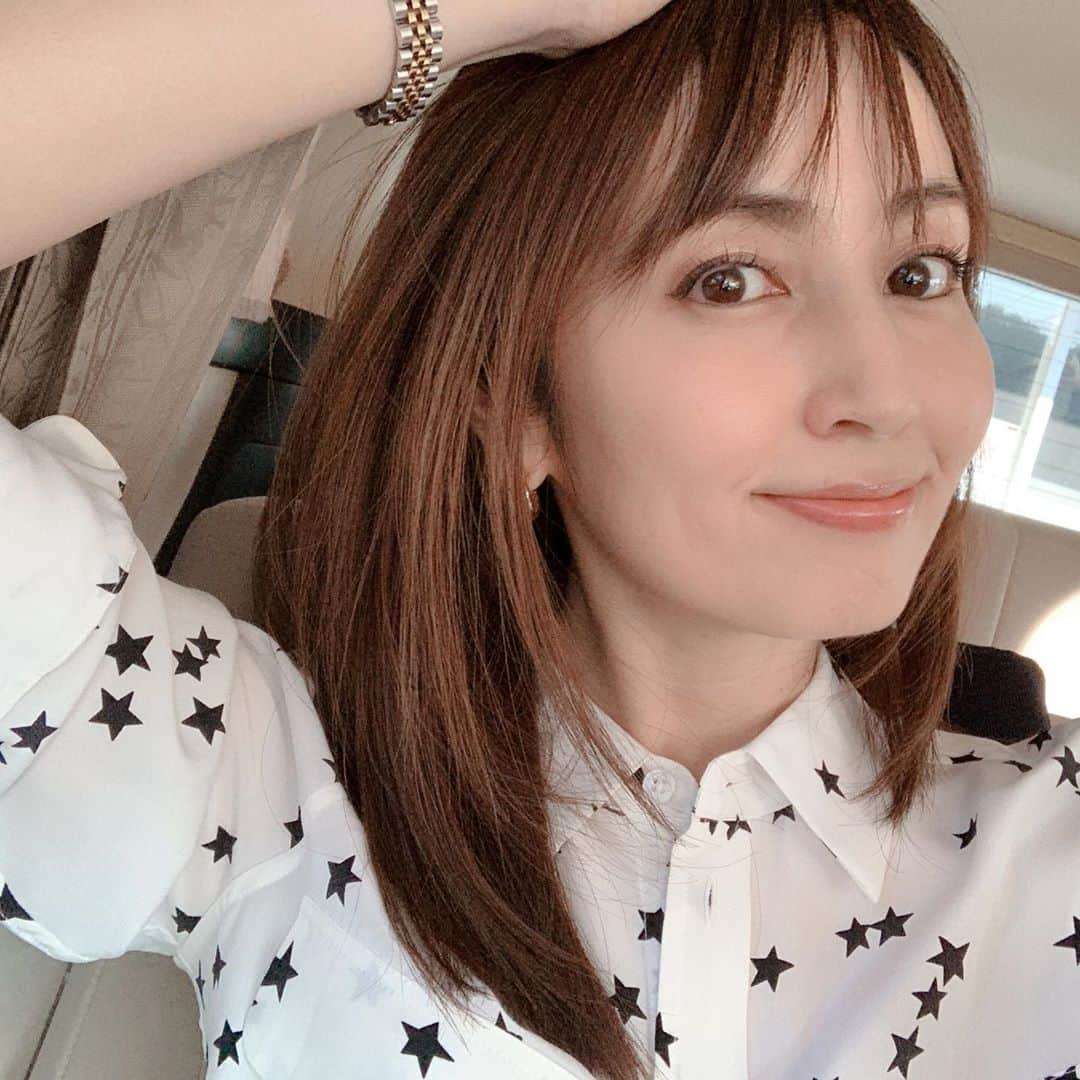 矢田亜希子さんのインスタグラム写真 - (矢田亜希子Instagram)「今日は新しい作品の衣装合わせへ‼︎ レイヤースタイル、自分でセットしやすくて楽ちんだ‼︎ #レイヤースタイル#レイヤーカット#ストレートアイロンで内巻きにあてるだけ#セルフスタイリング#星柄好き#シルクシャツ#エキップモン @equipmentfr_japan」9月21日 20時16分 - akiko_yada