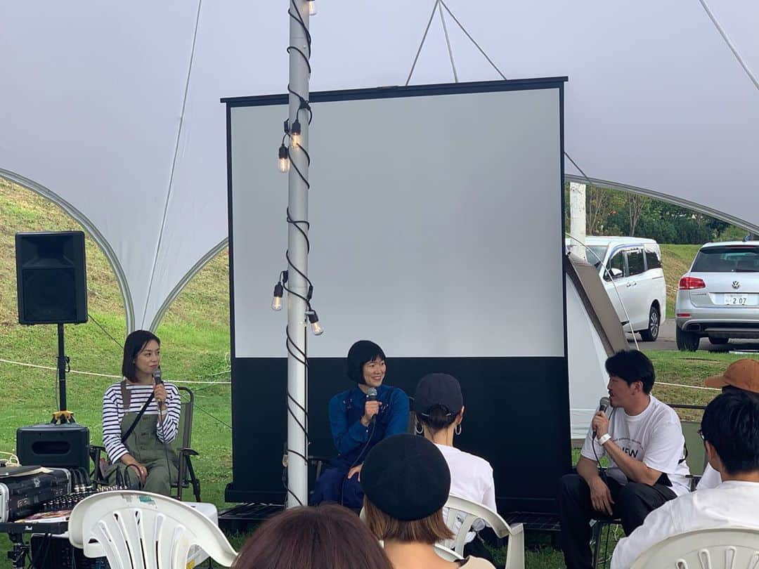 加藤紀子のインスタグラム：「『NEW HORIZON』 のどかで穏やかで 虹が出た後に夕焼けで赤く染まる空模様は、 北海道東川のダイナミックををギュギューっと見させてもらったような時間でした。  ようやくお会い出来た、たかはしよしこさん @yoyoyoyoshikoyoyoyo とのトークショー、 やっぱりタイプの方で話し足りませんでした。  また来年、そしてまた…と続く愛すべきイベントとなりますよう！ 誘ってくれた主催の浜辺君ありがとう！ 仲良くしてくださった皆様、ありがとうございました😊 東川、めちゃくちゃ大好きになりました。  #newhorizon」