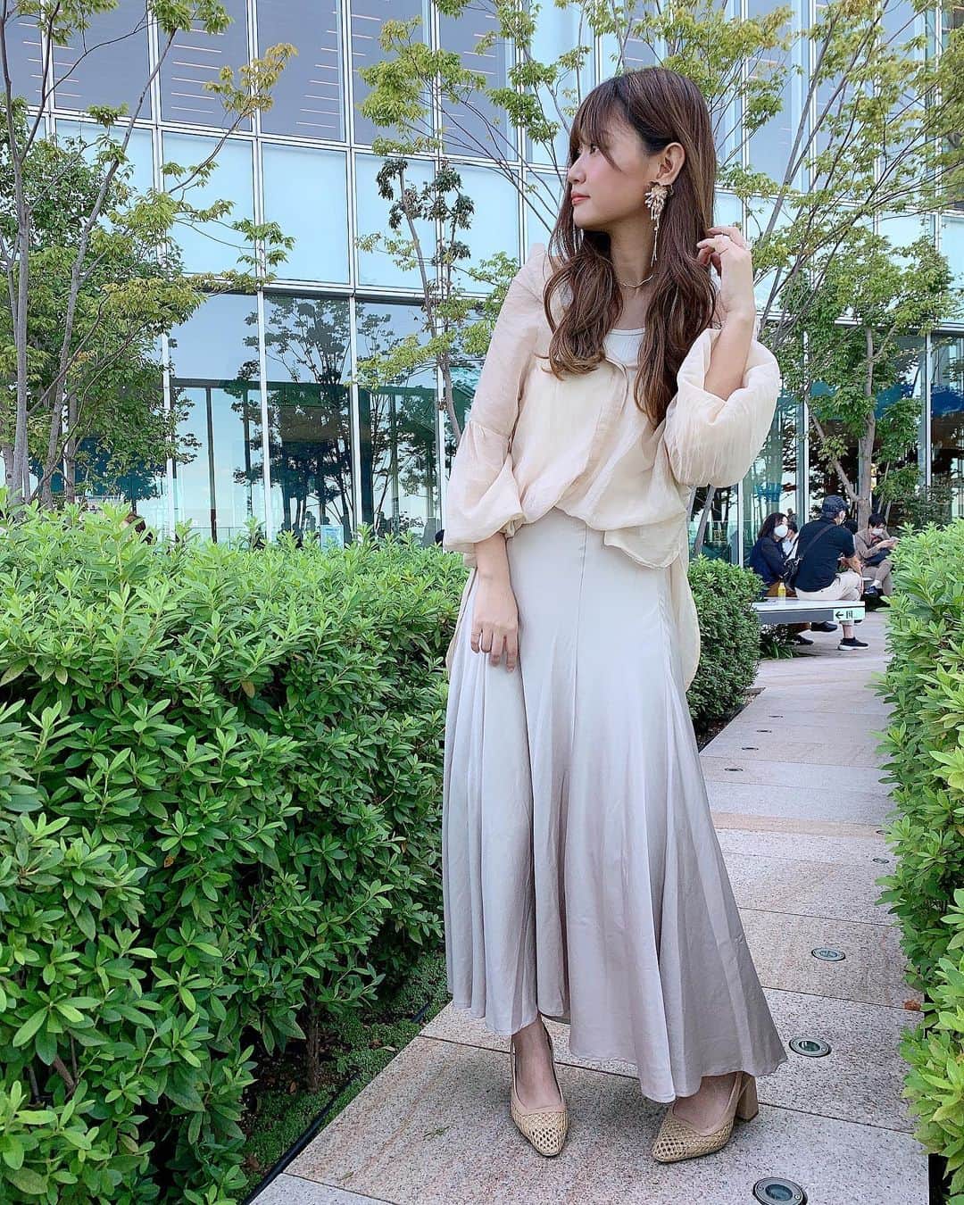 いっちゃん/嶋津 いつみのインスタグラム：「. . 新しい靴をおろしたから 靴に合うようにコーデした本日🙆‍♀️✨ . . . . いつもはカジュアルな格好が多いけど たまには大人らしく✌🏻💕 . . . . . 靴は友達が作ってるブランドのものなんやけど 靴作るって知ってから かわいいな❤️って思ってた物やから 届くのが待ち遠しかったねん🥺💨 . . . . なんせ好みが似てるし、 靴選びはヒールがあってもガシガシ歩ける靴じゃなきゃアカン‼︎←って ポイントも一緒やから 絶対完璧に仕上げてくるやろな🤔 思ってたからまさに最高❤️💓❤️💓 . . . . 足の甲部分のカットラインも ちょうどスッキリ見せてくれるし しっかりデザインあるのに 使いやすいとこもお気に入り😘 . . . . #着痩せ　#Emélla #エメラ  #エメラー #伊藤実祐 #いとうみゆ #関西  #関西サロモ  #サロンモデル #サロモ #いっちゃん  #フリーモデル #関西モデル  #あざといっちゃん #かわいっちゃん #いっちゃんコーデ #ブライダルモデル #アレンジモデル #ヘアカラー  #ヘアアレンジ #くしゃ顔」