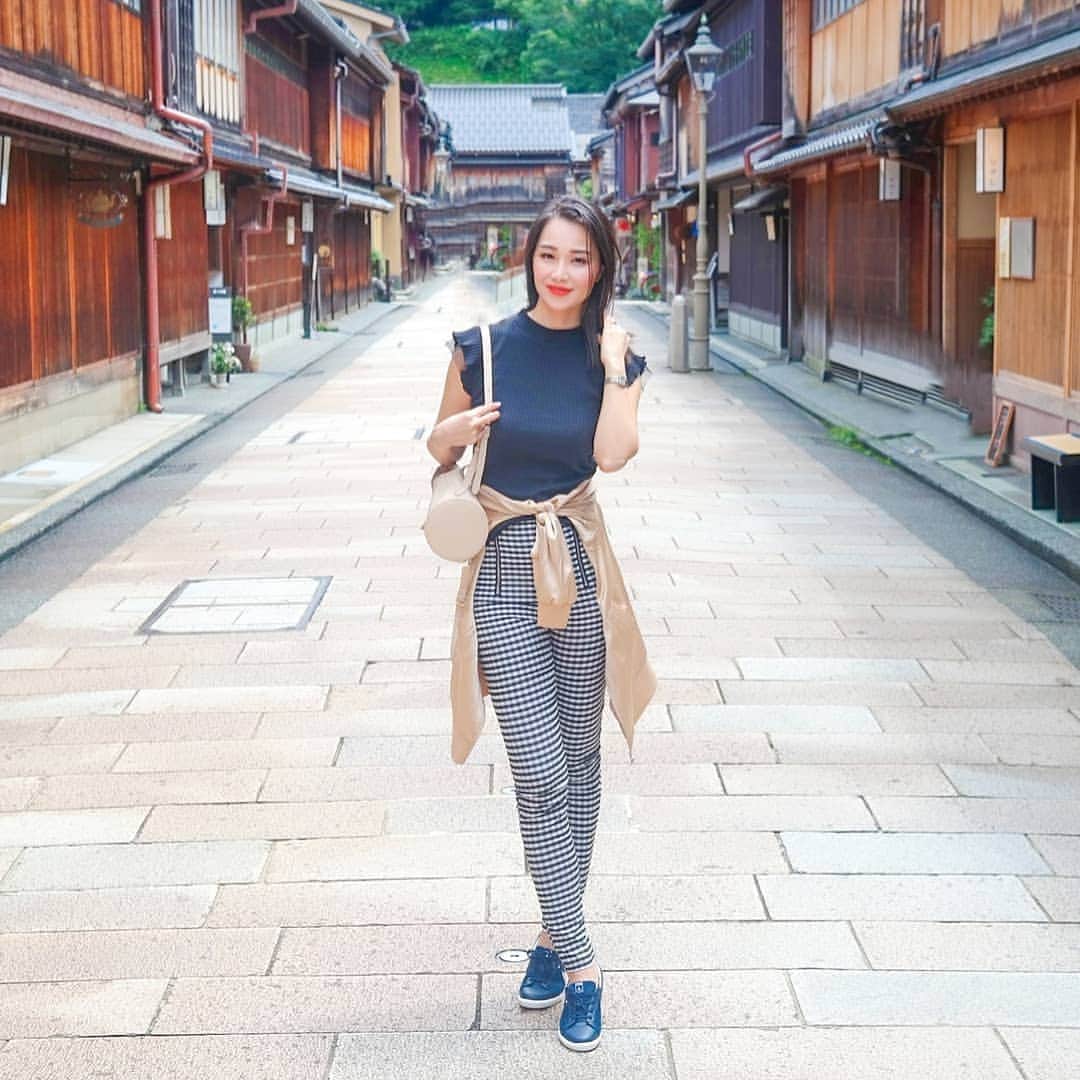 のインスタグラム：「☘️Lost in Kanazawa.  小京都というにふさわしい情緒ある街並み。  風情ある石畳の道や出格子の町家、 復元された茶屋や酒場が並び、昔懐かし雰囲気を漂わせています。  金箔スイーツばっちり食べてきました🍦  夜は兼六園・金沢城近くにある"玉泉邸"へ。  趣溢れる720坪ある庭園での食事は最高でした☘️ 左へスワイプ👈  tops: ##fifth#フィフス bottom:#calzedonia #カルツェドニア bag:#adeam#アディアム Shoes:#lecoqsportif」