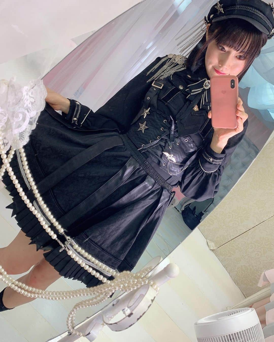 桃里れあさんのインスタグラム写真 - (桃里れあInstagram)「ダブルクロス撮影会ありがとうございました🥰 初めましての方もいつもの方もありがとうございました♩ お写真はDMで送っていただけたら嬉しいです♡ ・ ・ ・ ファンの方からいただいたエペティスさんの衣装です！可愛い〜🥺💕 ・ ・ 実は昔はロリータ着てライブなど行ってました…好きなんだよ…🐈笑 またこういうお洋服どんどん着ていきたいな☺️💕 ・ ・ studio：#なまいきリボンスタジオ  dress：#epetice ・ ・ Twitter：@ rea_momosato Follow me♡ ・ ・ 【れあに会える日🍑】9/19更新 📸9/22 撮影会（個撮＋団体）in下北沢スタジオレッグ →残り個撮1枠、団体2部、スマホ撮影OK 📸9/27 フレッシュスペシャル大撮影会（セッション）in稲毛海浜プール →予約受付中、E組 👙10/2 👙10/4 📸10/7 野外ポートレート個人撮影会in丸の内エリア 📸10/18 ハロウィン撮影会（個撮）予定in都内スタジオ ・ ・ 👙9/7 雑誌Cream10月号発売中🎉初掲載 →㊗️チェキ付き雑誌完売 ・ ・ ○BASEにてofficial shop展開中♩9/11デコチェキ第3弾販売開始✨ URLはこちらから♡ https://momosatorea.official.ec/ ・ ・ 【公式LINEポイントカード配布中🍑】 公式LINEに登録してください♩撮影会やイベント、オンラインでもポイントお付けします🥰 URLはこちらから♡ https://lin.ee/h96Deou ・ ・ ・ #エロナース #ไอดอล #아이돌 #प्रतिमा #japanesegirl #model #idol #漂亮 #清秀 #偶像 #粉我 #เซ็กซี่ #섹시 #cosplay  #萌 #bikinigirl #asiangirl #bajutidurseksi#instagood #护士 #美女 #自拍 #ロリータファッション #ゴスロリ #gothiclolita #kawaii #ロリータ #harajukufashion」9月21日 20時18分 - rea_momosato