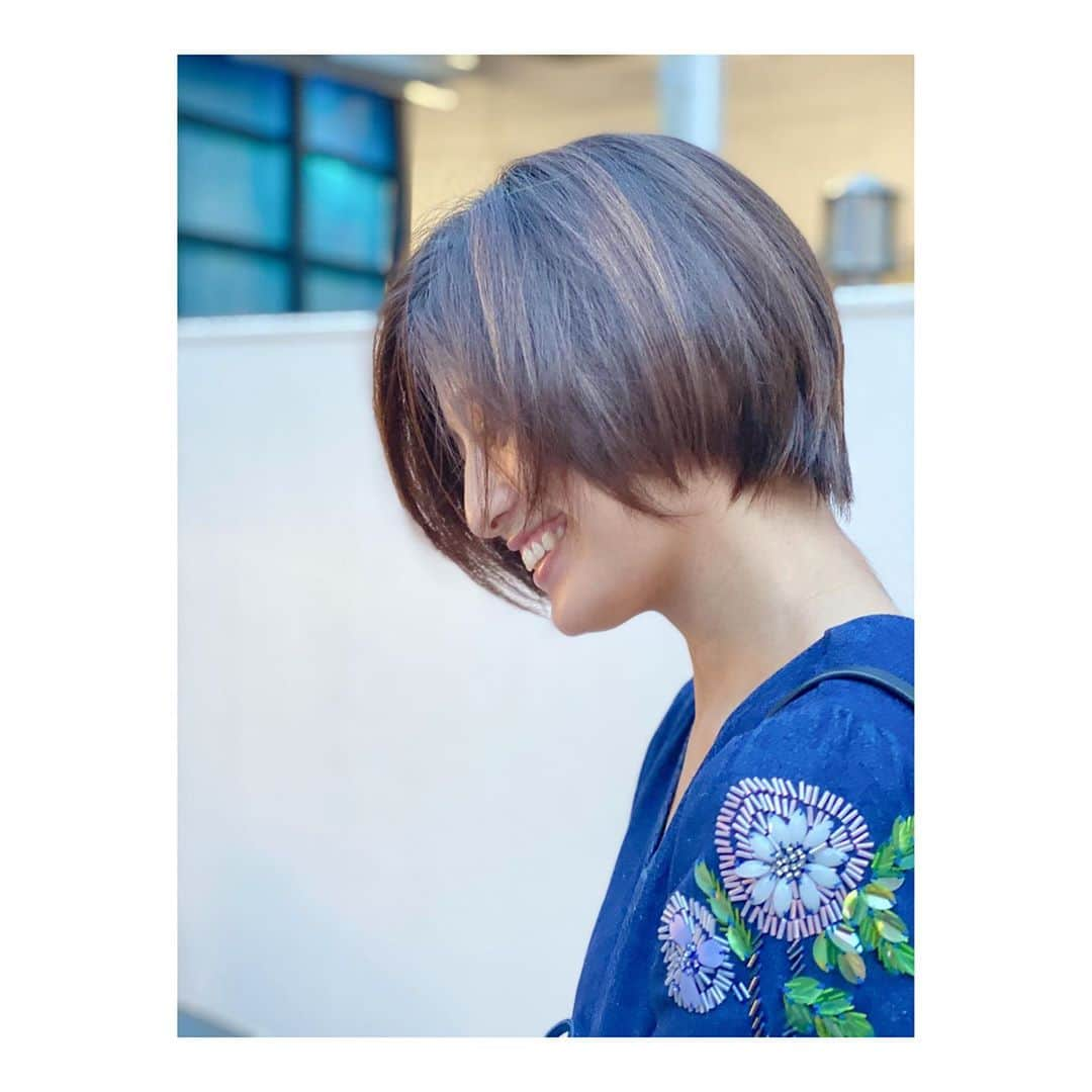 寺本愛美さんのインスタグラム写真 - (寺本愛美Instagram)「ショートヘアにしました ハイライト添えて。 #てらみごと #テラ美髪#ショートヘア * * 時間がだいぶ空いてしまいましたが 元気です。 チビ美も2歳になり お母さんはじめて2年目にはいりました。 毎日 全力でちび美と遊ぶことをモットーに生きてます。 (おうち知育もはじめました) * * 写真もたまってきたので またインスタ更新します。 目標 こつこつ ながく！！」9月21日 20時18分 - terami0128