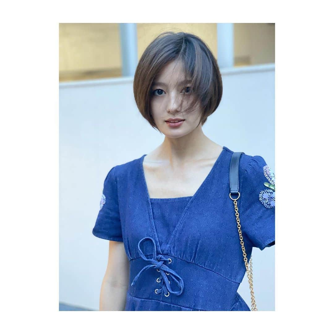 寺本愛美さんのインスタグラム写真 - (寺本愛美Instagram)「ショートヘアにしました ハイライト添えて。 #てらみごと #テラ美髪#ショートヘア * * 時間がだいぶ空いてしまいましたが 元気です。 チビ美も2歳になり お母さんはじめて2年目にはいりました。 毎日 全力でちび美と遊ぶことをモットーに生きてます。 (おうち知育もはじめました) * * 写真もたまってきたので またインスタ更新します。 目標 こつこつ ながく！！」9月21日 20時18分 - terami0128