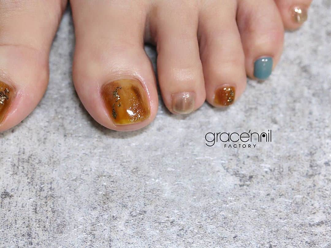 gracenailfactoryさんのインスタグラム写真 - (gracenailfactoryInstagram)「/// べっこうfoot  .  ◗フットジェルオフキャンペーン 9/15-10/31まで オフ＋足裏角質ケア＋マニキュア 5500円（税込）  ◗はじめてのお客様へ TOPページURLに クーポンがございます  Instagram DMでも ご予約お問い合わせ可能です◎  ‭05013623175‬  定休日/月・木  #グレースネイルファクトリー #大阪堀江 #堀江ネイル #ショートネイル #カジュアルネイル #ファッジネイル #ニュアンスネイル #ちゅるんネイル #個性派ネイル #フィルイン #ウォーターケア付き #フットネイル　 #秋ネイル2020 #ミラーネイル #シェルネイル #大人カジュアルネイル #堀江ネイル #マグネットネイル #クリアネイルアート #マットネイル #フットネイル #大人カジュアル」9月21日 20時19分 - gracenailfactory