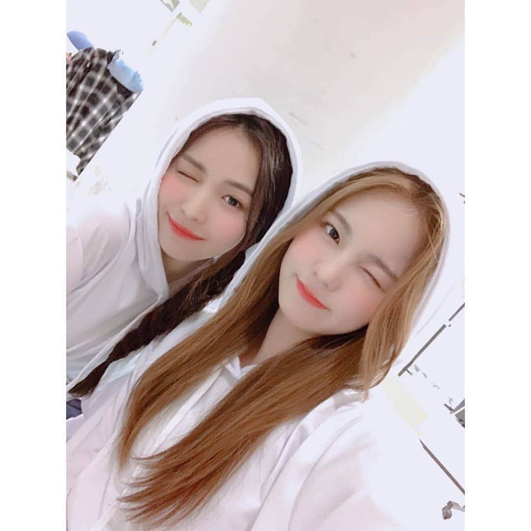 マヤ（勝村摩耶）のインスタグラム：「Ayaka posted on @niziu_artist_official with Maya 🧡  - - Follow @_MayaKatsumura for more content - - #MAYA  #MAYAKATSUMURA #NiziU #NiziUMaya #JYP #MakeYouHappy」