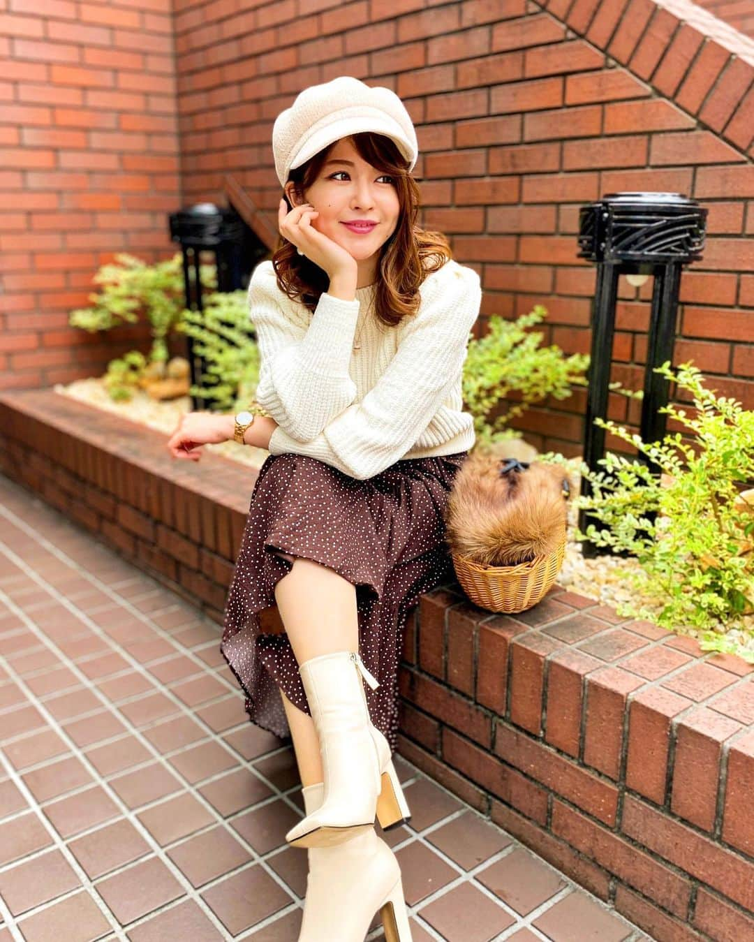 みゆこさんのインスタグラム写真 - (みゆこInstagram)「.﻿ 今日は秋コーデの撮影があったので、﻿ 季節感満載っ☺️💕﻿ ﻿ でもちょっと暑かったな🤫笑💦﻿ 今季ゲットした、﻿ スクエアトゥの👢履いてみました！﻿ ヒール高めで明るいベージュカラーだから、﻿ コーデにいい感じに抜け感が出る💓😳﻿ ﻿ いつもはラウンド型だけど、﻿ スクエアはパキッとしてなんか良い笑﻿  韓国ファッション通販サイト　 @popolabo_official 見つけてプチプラで買えるよん♡ ﻿ 👚﻿ @hm  👖﻿ @31sonsdemode  👜﻿ @feerichelu  👒﻿ @opaque.clip  👢﻿ @popolabo_official  ﻿ ﻿ #今日の一枚#表参道#青山#omotesando#撮影#撮影日和#秋コーデ#shooting#四連休﻿#全身コーデ」9月21日 20時28分 - miyuco.t