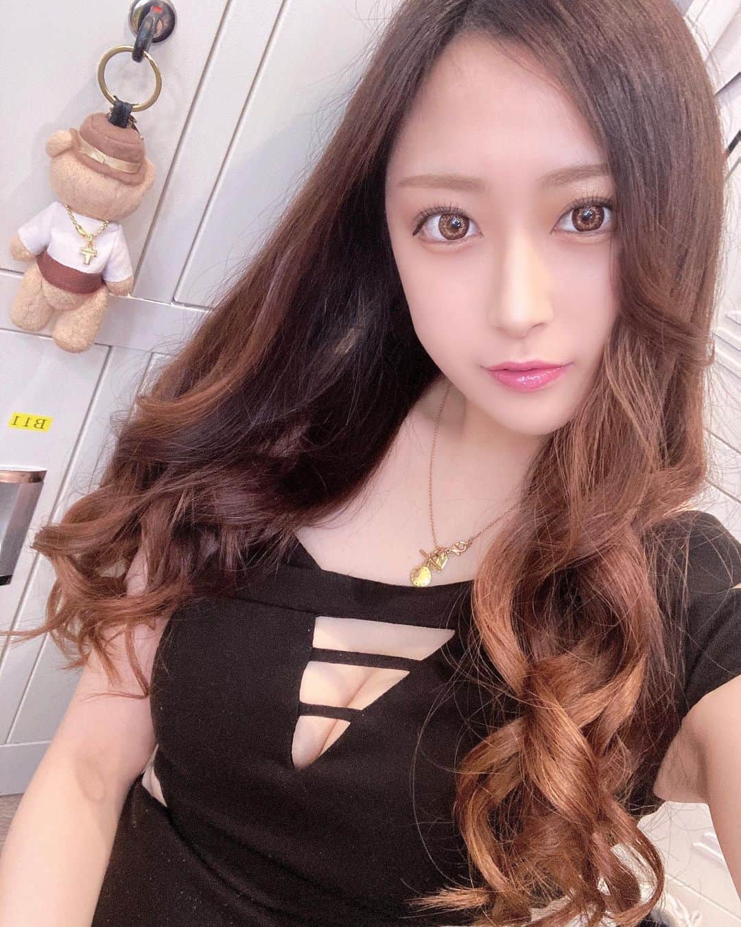 のインスタグラム：「・ 周りに支えられてる〜！ いつもありがとうの気持ち  #錦#錦3#錦3丁目 #キャバクラ#キャバ嬢#名古屋#栄#女子大#ホスト#歌舞伎町#新宿#ミナミ#北新地#祇園#中洲#すすきの#夜職#ナイツネット#サロンドゴールド#おうち時間#followｍe #follow #f4f#followforfollowback #いいね返しは絶対 #いいねした人で気になった人フォロー #いいね返し」