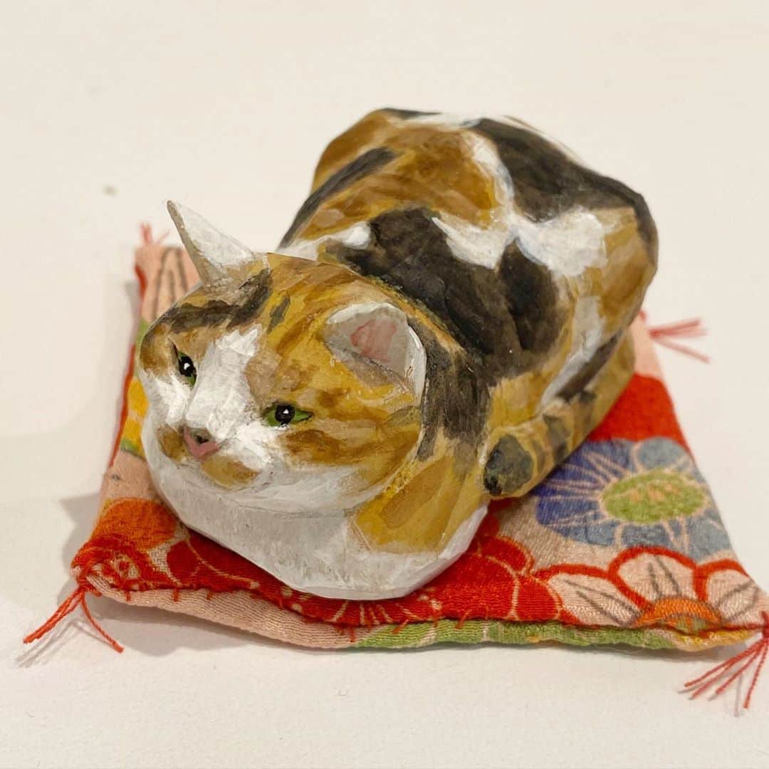 yamanekoのインスタグラム：「ねこの引出し４日目が終了しました。 今日もありがとうございました😊 今日のご紹介は座布団の上で今にも寝てしまいそうなミケさん。今日いらした方の猫さんがあまりにもそっくりで驚きました！  #猫の引き出し#猫が待っているので帰ります #ねこ #ねこ部 #ねこすたぐらむ い#バンナイリョウジ #cat #catsculpture #sculpture #woodsculpture #ryojibannai  #ミケ」