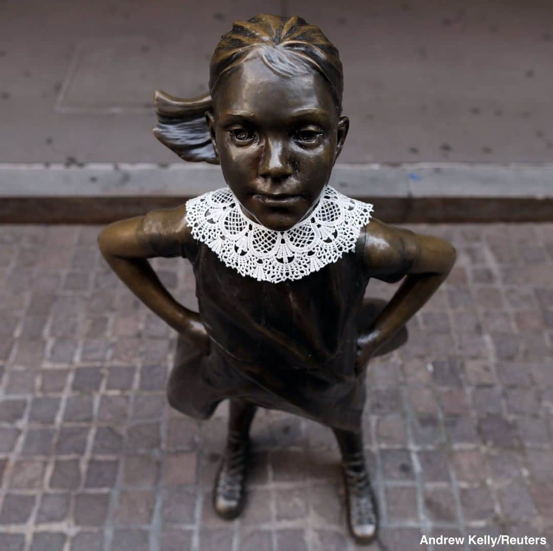 ABC Newsさんのインスタグラム写真 - (ABC NewsInstagram)「A jabot collar is placed on the Fearless Girl statue in New York's financial district in honor of the late Supreme Court Justice Ruth Bader Ginsburg. #ruthbaderginsberg #rbg #fearlessgirl #fearlessgirlstatue #wallstreet」9月22日 2時01分 - abcnews