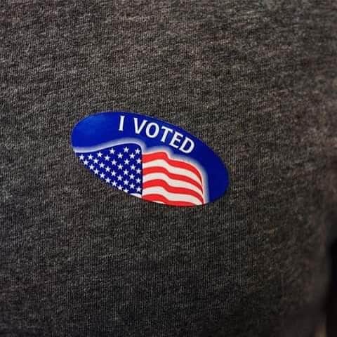マーク・ザッカーバーグのインスタグラム：「Tomorrow is #NationalVoterRegistrationDay -- a reminder to take the first step to vote and make sure your voice is heard. With the pandemic, it's more important than ever to make sure everyone knows how to safely cast their vote.   At Facebook, we're running the largest voting information campaign in American history, with the goal of helping to register 4 million eligible voters in the US this year. We estimate we've already helped 2.5 million people register so far this year across Facebook, Instagram, and Messenger, based on conversion rates we calculated from a few states we've partnered with -- but there's still more to do.   As I've said before, voting is voice. In a democracy, voting is the ultimate way we hold our leaders accountable and make sure the country is heading in the direction we want. Today, almost 40% of eligible voters in the US aren’t registered yet, so if you're not registered yet or don't know if you are, please check out the Voting Info Center on Instagram (you can find it in the menu bar) to get the process started.」