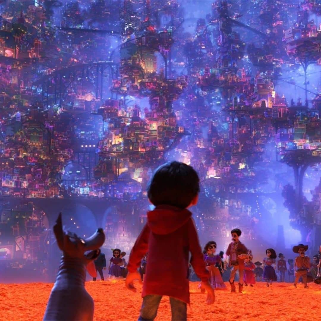 Disneyさんのインスタグラム写真 - (DisneyInstagram)「“This isn't a dream, then. You're all really out there…” Coco is magical from #ImaginationToAnimation.」9月22日 2時00分 - disney