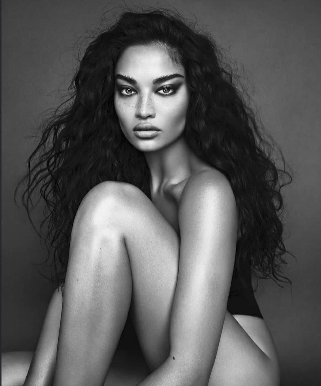シャニーナ・シャイクのインスタグラム：「More from @nikki_makeup + @desiree_mattsson 🖤🤍」
