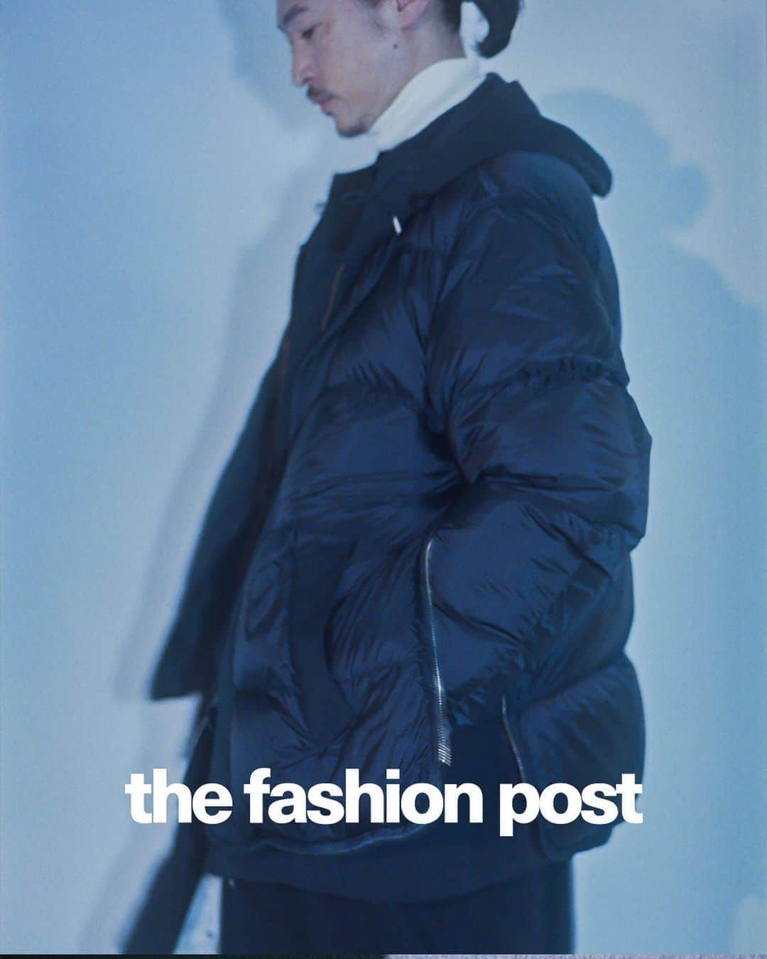 The Fashion Postさんのインスタグラム写真 - (The Fashion PostInstagram)「#fashion sacai autumn winter 2020 with Yosuke Kubozuka  『窪塚洋介が着るサカイ×テンシー、一生モノのメンズアウター』  ひと目でそれとわかるデザインの強さがありながら、立ち上がるシルエットはいつも動的で軽やか。2020年秋冬の sacai (サカイ) は「4次元」をテーマに、得意とする立体的なフォルムがこれまでとは一味違うダイナミズムを帯びている。俳優・窪塚洋介が着る sacai、最終回はイタリア発のブランド Ten c (テンシー) との初コラボレーションとなった最注目メンズアウターにフィーチャー。  Ten c は、Stone Island (ストーンアイランド) の元デザイナーと CP Company (シーピーカンパニー) の元デザイナーのふたりが、生地の開発から日本の企業と共同で行っているイタリア発のブランド。着るたびに体になじみ、寒さや雨風をシャットアウトしながら通気性を誇る世界初の素材、高密度ナイロンベンタイルミリクロスを使用しており、デニムのような経年変化が楽しめる。  こちらのダウンジャケットの内側には Ten c の ANORAK を用い、外側には sacai のミリタリーのライナーを組み合わせた、sacai のハイブリッドの美学を用いたジャケット。  着用を続けて時間を経ることで身体に徐々に馴染み、自分らしい1着に育っていく。今季一番のヒットを予感させる本コラボは、このほか sacai のステンカラーコートと Ten c のパーカをドッキングしたモッズコートなどもある。一生モノの相棒が見つかりそうだ。  model: Yosuke Kubozuka photography: Yuichiro Noda styling: Masataka Hattori hair&makeup: Shuji Sato edit: Miwa Goroku, Waki Motoyama text: Miwa Goroku  #sacai #sacaiofficial #TFP #TheFashionPost #YosukeKubozuka #窪塚洋介 #野田祐一郎 #YuichiroNoda #服部昌孝 #MasatakaHattori #ShujiSato」9月21日 20時39分 - tfpjp
