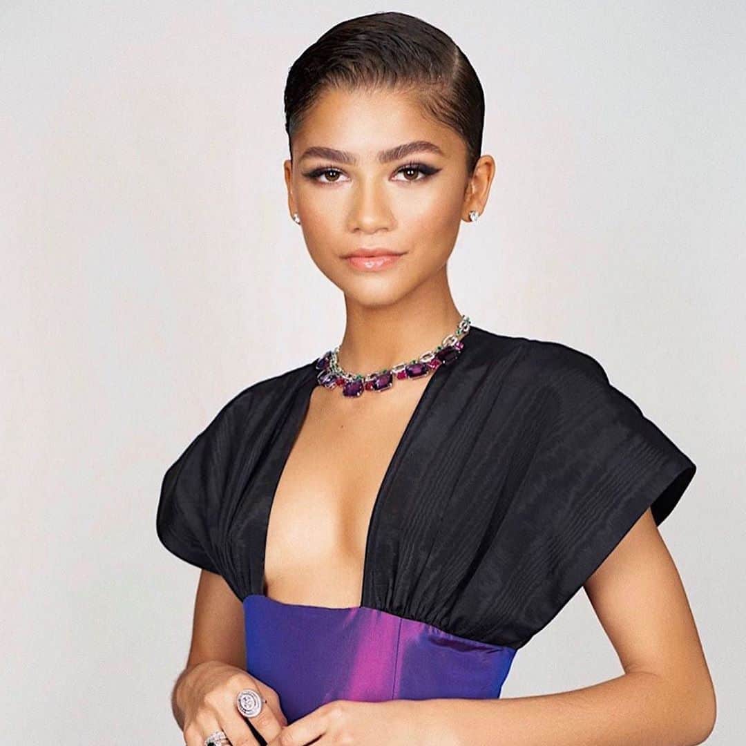 E! Onlineさんのインスタグラム写真 - (E! OnlineInstagram)「This is the greatest show and it stars the one and only Zendaya Maree Stoermer Coleman. The best dressed stars from the 2020 #Emmys are at the link in our bio. 👑(📷: Dominic Miller/@bulgari)」9月21日 20時31分 - enews