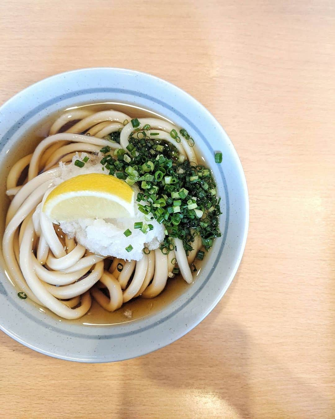 鍋島のぞみのインスタグラム：「初恋の人が打ったうどん 涙無しでは語れない一杯500円のうどん とうとう頂いてまいりました。 . . あ、"初恋"は盛りました。 原監督（当時コーチ）→上原選手→條辺選手だ⚾ でも後にも先にも私がファンレターを書いたのは 20年前、ジャイアンツにいらっしゃった 條辺剛という選手だけなのです。 （あ、待って、引かないで✋🏻） . どんな選手だったかは「條辺剛」と検索して欲しいのですが 條と言う漢字が旧字のため 当時は新聞も「条辺」と掲載、 ガラケーでは「じょう」「へん」と 打たなければいけなかったのに、 今はパッと打てる、それだけで感動しています← . 高卒で期待されて日本一のチームに入団し、 24歳で無職になって、 今や3年連続食べログ百名店に選ばれる店になって… あぁどれだけ苦労されたんだろう。 頭の中は東山くんのナレーションです。 涙こらえながらすすりました。 （あ、待って、引かないで✋🏻2回目） . 普通の人からしたらあれだ、 大好きな嵐の大野くんが 打ったうどんだと思ってもらえれば←たぶん違う . 『近くに行った時にでも行こう』と思っていたものの 全くそんなついでがあるような場所じゃなくて（笑） 気付いたら12年も月日が経ってしまっていた。 これでもう埼玉に悔いは無い。 いや、また食べに来ます。 . . 最後になりましたが 味は感動するレベルで美味しいです（食に対する語彙力） 近くにあったら週1で来てる。 あぁ、もう食べたい。 #讃岐うどん條辺 . . . 野球好きな人しかわからない話失礼しました。 はぁ…今年イチの思い出🥺✨ （嘘でしょ、もっと良い所たくさん行ったじゃんというクレームは受け付けません）」