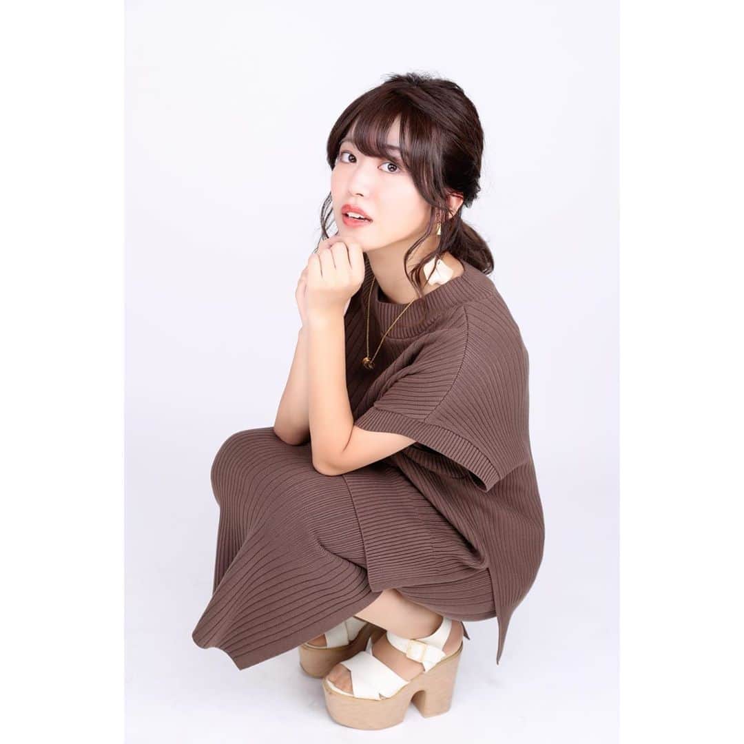 中谷彩伽のインスタグラム：「. じつーは私、ほぼ同じポーズで毎年写真撮ってます(*¯꒳¯*) . 1枚目→2020年 2枚目→2019年 3枚目→2018年 2018年が何だか幼く見えるのは私だけ？(´>∀<｀)ゝ .  連休明けから色々忙しいけど、皆に良い報告が出来るようにどんどん頑張るぞー✊ . #ミスコン #しゃがみポーズ #しゃがみ #座りポーズ」