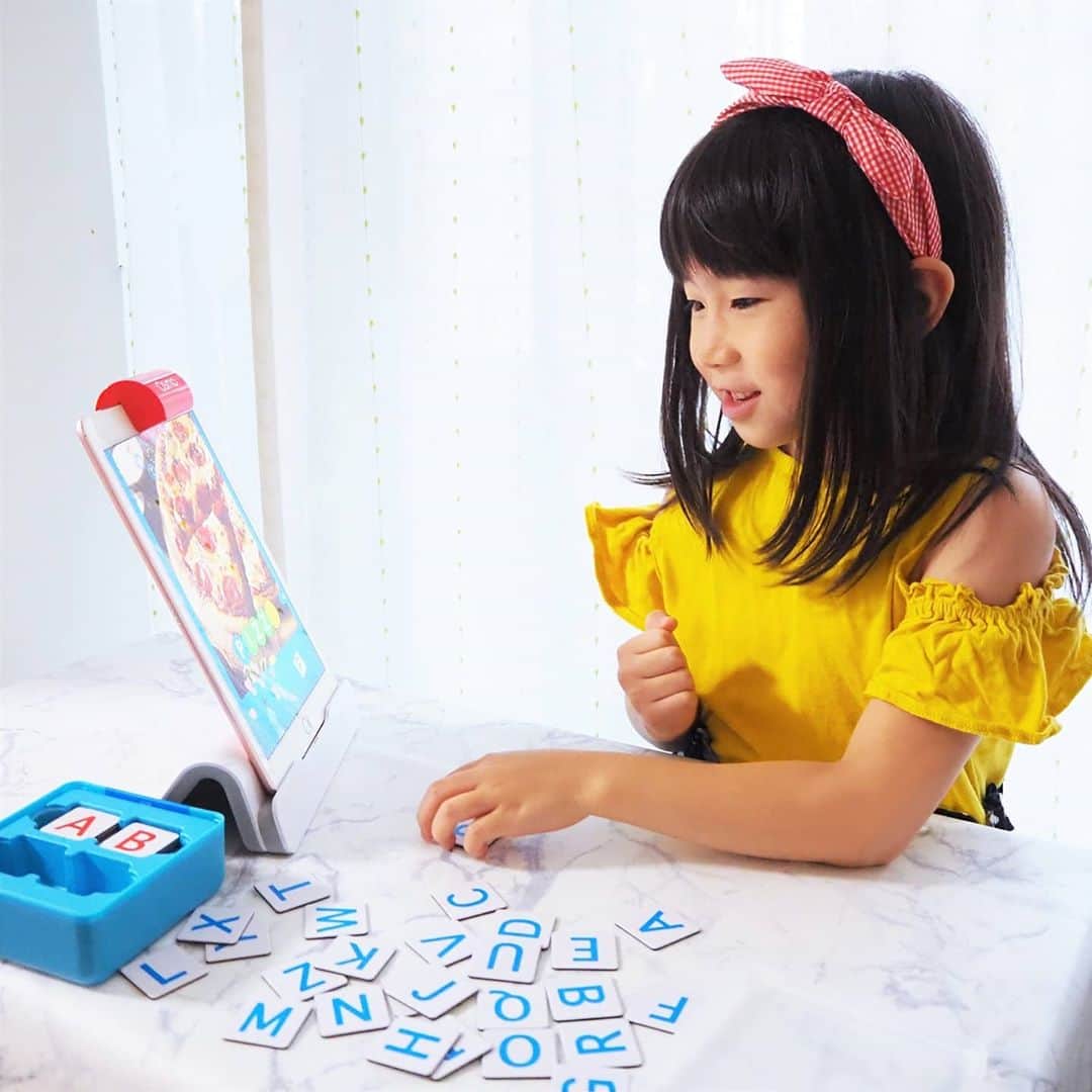 Kuboi Ayumiさんのインスタグラム写真 - (Kuboi AyumiInstagram)「4連休もあと1日ですね。﻿ ﻿ 連休中、娘たちがはまっているのは「Osmo（オズモ） ジーニアス スターターキット」。﻿ iPadと付属のパーツを使って学ぶ、先進的な知育玩具なんです。﻿ Osmoシリーズは全米で30,000以上の教室で採用されているんだそうですよ。﻿ ﻿ 無料のアプリをダウンロードするだけで、これだけ遊びながら学べちゃいます。﻿ ﻿ ・数字を創造する「ナンバース」（算数）﻿ ・描いた絵がギャラリーに「マスターピース」（お絵描き）﻿ ・落ちてくるボールをゴールに「ニュートン」（理科）﻿ ・並べて覚える「ワード」（英単語）﻿ ・作って進め「タングラム」（パズル）﻿ ﻿ iPadを専用の台に置いて、反射鏡を取りつけ、アプリをクリックしたらすぐに遊べます。﻿ ﻿ 最近オンラインの英会話をしている長女がはまっているのは「ワード」。﻿ もちろん、まだ6歳なので、簡単なものしか言えなかったりするのですが﻿ パズルやクイズのような感覚で遊んでいるみたい。﻿ ﻿ 次女は「タングラム」で遊んでいます。﻿ 小さい子でも夢中になっていて、「ママ、見てみて！」とできるようになったことを教えてくれたりも。﻿ ﻿ 来年から娘の小学校でも一人一台タブレットで学習をするようなので﻿ 今からタブレットを持たせていろいろ学ばせています。﻿ ﻿ 使い方やルールなどは親子で話合いながら。﻿ ﻿ ﻿ #おうちじかん #おうち時間 #おうち英語 #オズモジーニアススターターキット #小学生 #タブレット学習 #PR #知育玩具 #家庭学習 #小学生ママ﻿﻿ #習い事 #幼児教育﻿ #英語学習 #自宅学習」9月21日 20時35分 - himekagami