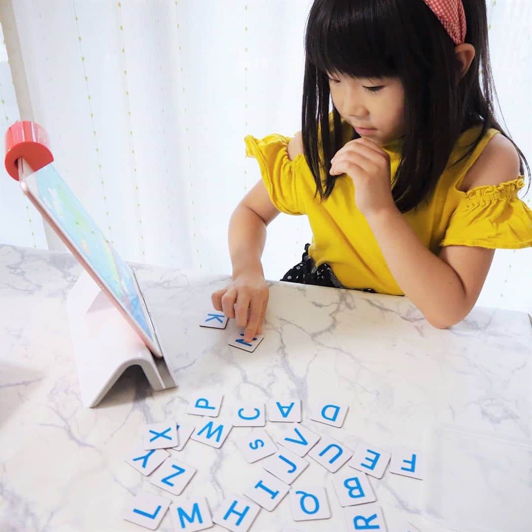 Kuboi Ayumiさんのインスタグラム写真 - (Kuboi AyumiInstagram)「4連休もあと1日ですね。﻿ ﻿ 連休中、娘たちがはまっているのは「Osmo（オズモ） ジーニアス スターターキット」。﻿ iPadと付属のパーツを使って学ぶ、先進的な知育玩具なんです。﻿ Osmoシリーズは全米で30,000以上の教室で採用されているんだそうですよ。﻿ ﻿ 無料のアプリをダウンロードするだけで、これだけ遊びながら学べちゃいます。﻿ ﻿ ・数字を創造する「ナンバース」（算数）﻿ ・描いた絵がギャラリーに「マスターピース」（お絵描き）﻿ ・落ちてくるボールをゴールに「ニュートン」（理科）﻿ ・並べて覚える「ワード」（英単語）﻿ ・作って進め「タングラム」（パズル）﻿ ﻿ iPadを専用の台に置いて、反射鏡を取りつけ、アプリをクリックしたらすぐに遊べます。﻿ ﻿ 最近オンラインの英会話をしている長女がはまっているのは「ワード」。﻿ もちろん、まだ6歳なので、簡単なものしか言えなかったりするのですが﻿ パズルやクイズのような感覚で遊んでいるみたい。﻿ ﻿ 次女は「タングラム」で遊んでいます。﻿ 小さい子でも夢中になっていて、「ママ、見てみて！」とできるようになったことを教えてくれたりも。﻿ ﻿ 来年から娘の小学校でも一人一台タブレットで学習をするようなので﻿ 今からタブレットを持たせていろいろ学ばせています。﻿ ﻿ 使い方やルールなどは親子で話合いながら。﻿ ﻿ ﻿ #おうちじかん #おうち時間 #おうち英語 #オズモジーニアススターターキット #小学生 #タブレット学習 #PR #知育玩具 #家庭学習 #小学生ママ﻿﻿ #習い事 #幼児教育﻿ #英語学習 #自宅学習」9月21日 20時35分 - himekagami