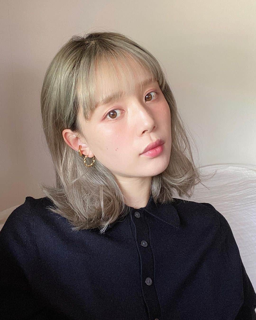 目見田早弥子のインスタグラム：「🪐 珍しく黒い服だったので メイクはピンクにしました🌷 ストーリーにいただいた質問で アイブロウを教えてほしい！とのお声が多かったので 今日久しぶりに動画撮りました◯ また載せますね👌🏻」