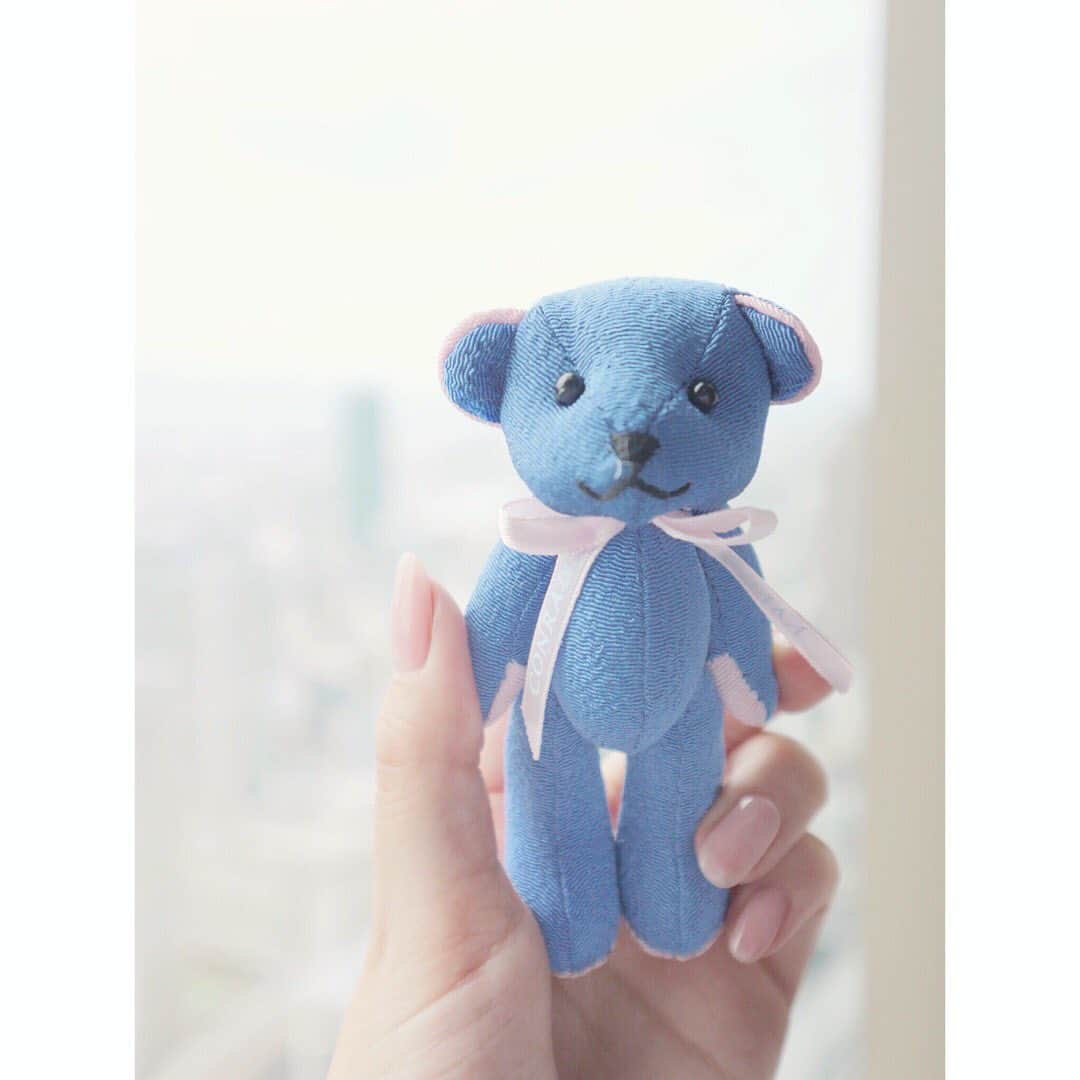 のインスタグラム：「🧸 朝のコンラッド写真📸✨ コンラッドぐま大阪Ver.🧸☺️💙 今回も、しっかり回収😄  #conradosaka #conradhotel #conrad #conradbear  #콘래드오사카 #콘래드호텔 #콘래드 #호캉스 #콘래드베어  #얼스타그램 #셀스타그램 #일본인 #오사카숙소  #コンラッド大阪 #コンラッド #大阪旅行 #大阪ホテル」