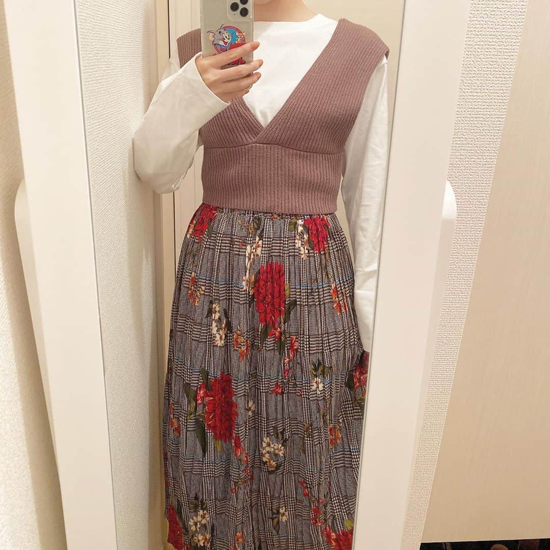野田真実さんのインスタグラム写真 - (野田真実Instagram)「． ． ． ブラウンコーデ ． ． 秋らしくなってきてからは、 ブラウンを着ることが増えた🤎 ． このスカートは結構前に買ったもの。 チェックに花柄で、色合いも可愛くてお気に入り。 古着っぽさもあってあまり人と被らない。 この季節はよく履いてるかな？？ お洋服屋さんタグ付けするけど、もう売ってないかも😢 ． 上はGU ビスチェは人気だから急いだ方が良さげかも。 ． ． #秋コーデ #ブラウンコーデ #スカート #低身長コーデ #150cmコーデ #gu #ユニクロ #パラビオン」9月21日 20時46分 - noda_mami_
