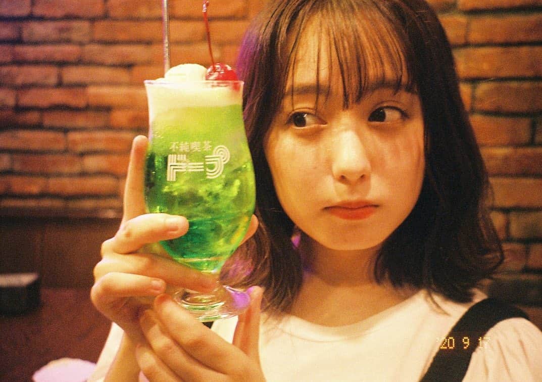 前田美里のインスタグラム：「クリームソーダ。🍒(お酒) . .  フィルム🎞 #pentaxespio120mi  #fujifilmvenus800 #venus800 #fujifilm  . . #不純喫茶ドープ #クリームソーダ #中野 #レトロ #かふぇすたぐらむ  #フィルム  #女子力  #おうち時間 #stayhome #photo #ファインダー越しの私の世界 #写真好きな人と繋がりたい #ヲタク #欅坂46 #日向坂46 #フォロワー募集中 #フィルムカメラに恋してる #film #filmphotography #japanesegirl #follow #followme #좋아요 #팔로우미 #팔로미 #오오티디」