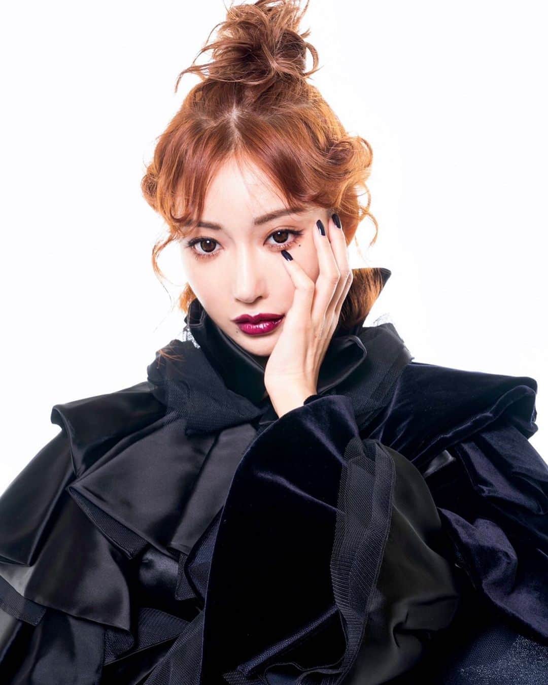 明日花キララのインスタグラム：「魔女です🧙🏻‍♀️🍎」