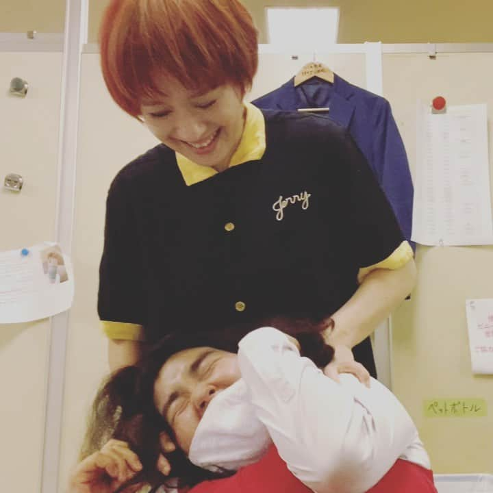 渚のインスタグラム：「こちょこちょこちょこちょこちょ〜  こちょこちょこちょ〜  こちょこちょこちょこちょ〜こちょこちょ〜こちょ  #ゆにばーす #はらさん #こちょこちょの刑」