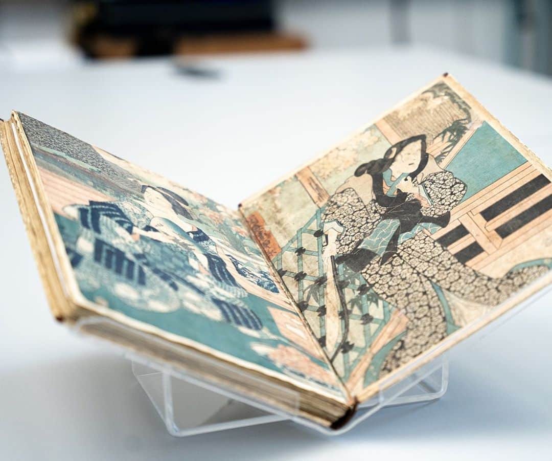 サザビーズさんのインスタグラム写真 - (サザビーズInstagram)「This weekend, The @courtauld Gallery announced the acquisition of an exceptional rare illustrated manuscript by celebrated post-Impressionist Paul Gauguin. One of the most significant artist manuscripts ever to enter a UK public collection, ‘Avant et après (Before and After)’ was written in 1903, the year of the artist’s death, at his home in French Polynesia.   The 213-page handwritten manuscript reveals important insights into Gauguin’s life, relationships and thoughts, including the fateful incident in which Van Gogh severed his ear after the pair quarrelled.   The exquisite work was acquired via the Government’s Acceptance in Lieu scheme administered by the Arts Council (@aceagrams), with the help of Sotheby’s Tax, Heritage and UK Museums team.   The last major manuscript by Gauguin in the world to exist outside a public collection, and the only example of its kind in the UK, the manuscript had never before been exhibited or studied. It will be displayed alongside Gauguin’s paintings and sculpture in The Courtauld Gallery’s Great Room when the gallery reopens in 2021. A huge congratulations to The Courtauld!  #SothebysTaxHeritage #courtauldgallery #courtauldimpressionists #PaulGauguin #AvantetApres」9月21日 20時49分 - sothebys