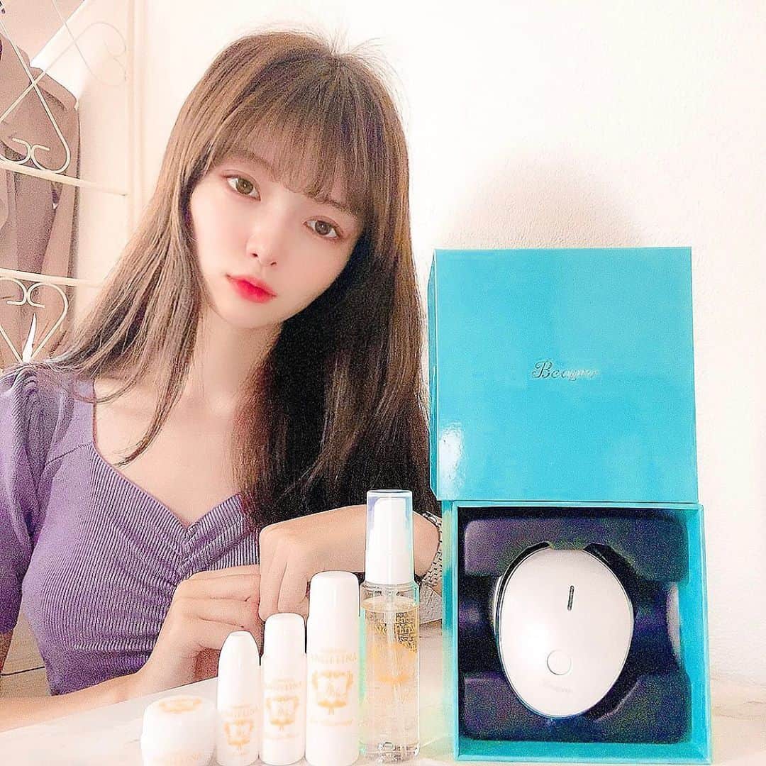 のインスタグラム：「⑅∙˚﻿⋆﻿ 旅先でのお供たち✈️ * コスメティックアンジェリーナ @cosmetic_angelina.official 化粧品トラベルセット サラブレッドのプラセンタを高配合した化粧品で 敏感肌の方でも安心して使えるお肌に優しいエステサロン用化粧品✨ サッパリ洗えて軽い着け心地でも保湿力は抜群の化粧品 新陳代謝を促し、お肌の生まれ持った自己治癒力を高め 美しいお肌へと導いてくれるよ♪ 日焼けしたお肌にはもちろん肌荒れのヒリヒリにもオススメ！ 顔や腕にスプレーするとシミを防いでくれるみたいだから バッグの中に化粧水忍ばせてる💫 * ビープロ09 美顔器 電動洗顔ブラシ @taiga_press 🛁 夏の汚れをしっかり洗顔させたいけど面倒くさがりだから 一台三役のbeapro09で毎日のシンプルケアしてる！ ●電動洗顔（極細シリコンブラシつき） ●温熱ケア ●高速パッティング（振動） ●オートオフ機能で安心安全（約10分） ●IPX5の防水機能 普段の洗顔では落としにくい汚れを振動＆シリコンブラシで 浮き上がらせしっかり落としてくれるから くすみもなくなって肌に透明感がでてきた♪ しかも洗い残しがなくなることでシミの原因も軽減されたかな？ * * #コスメティックアンジェリーナ #シミケア #ざらつき解消 #ニキビケア #美白 #プラセンタの美白力 #pr #ビープロ #beapro #美顔器 #電動洗顔ブラシ #クレンジング #コードレス #洗顔ブラシ #スキンケア #チャンスワンデー #チャンスワンデープレゼント #カラコンモニター #mite_プレゼント企画 #プレゼント企画 #ミテガール #chery #timbre着用モデル募集 #光を味方にアルーチェ #aluceluce  #プレスビーフォトコン2020 #ルーチェストコーデ31」