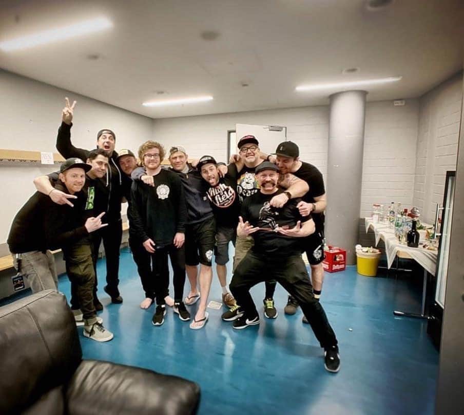 Zebraheadさんのインスタグラム写真 - (ZebraheadInstagram)「Hanging backstage with our crew!  #Zebrahead #backstage」9月21日 20時50分 - zebraheadofficial