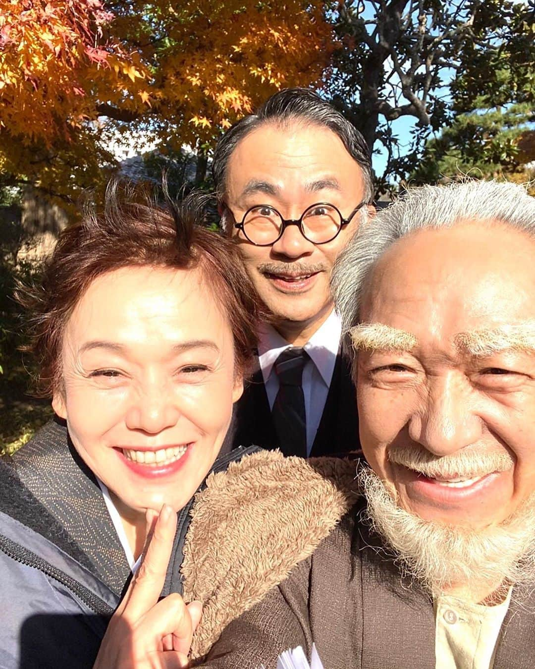 大竹しのぶさんのインスタグラム写真 - (大竹しのぶInstagram)「今日は三谷幸喜さんとのお喋りが本当に楽しくて、幸せな日になりました。アマゾンプライムの配信ドラマの時のオフショットです。小日向さんもチャーミングな方で、本当に可愛いんです。 私の髪をでっかくしたいと言った三谷幸喜さん、映画ギャラクシー街道で、私のおでこをでっかくしたいと言った三谷幸喜さん、次はどんな格好させられるんだろう😅 #三谷幸喜　さん #小日向文世　さん #NHKラジオ第一 #スピーカーズコーナー #大竹しのぶ」9月21日 20時51分 - shinobu717_official