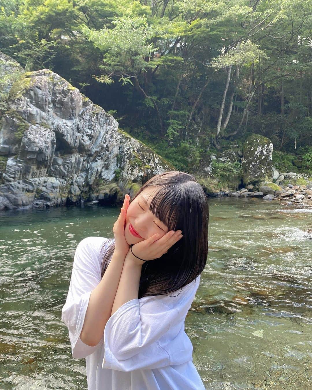 出口結菜さんのインスタグラム写真 - (出口結菜Instagram)「《🏞#天川村　#レストランみたらい》﻿ ﻿ ﻿ 🐟あゆ塩焼定食（¥1600）﻿ ﻿ ﻿ ﻿ 前に﻿ 奈良にある川に、行ってきた時の❕❕❕﻿ ﻿ ﻿ めっちゃ自然な場所で、リフレッシュできたぁ🍃﻿ ﻿ ﻿ ﻿ ﻿ ここの川は大きすぎて、プライベートリバーになるぐらい自分の空間やったけど、﻿ ﻿ その分、ご飯屋さんも広範囲にあって、、﻿ ﻿ ﻿ 川に来たからお魚を食べたくてこの店へ✨﻿ ﻿ ﻿ ﻿ 私は鮎の定食を頼んでんやけど、﻿ 少しランチにしてはお高め？！って思ったけど﻿ ﻿ 豪華すぎて、めっちゃ満足できました❣️❣️❣️﻿ ﻿ ﻿ ﻿ ﻿ 全体的に優しい味！！﻿ ﻿ ﻿ お魚も、ほんのり塩っけがあるから素材の味を活かしてるって感じで存分に魚が味わえる🐟✨﻿ ﻿ ﻿ 身もぎっしり詰まってて、、﻿ ﻿ ホクホク❕❕❕﻿ ﻿ ﻿ ﻿ ﻿ ﻿ うどんもあって、、冷たくてコシがあって美味しい❣️﻿ ﻿ ﻿ ﻿ ﻿ ﻿ ソーシャルディスタンスを保つために入店できるのは1組4人まで❣️﻿ ﻿ ﻿ ﻿ ﻿ 海も最高やけど、川も最高！﻿ ﻿ ﻿ \お魚の美味しさに気づきました/﻿ ﻿ ﻿ _____________________________________________________﻿ ﻿ ❤️ 奈良県吉野郡天川村北角147 ﻿ 💗車🚗駐車場あり﻿ 💛9時〜17 時﻿ 💚不定休﻿ _____________________________________________________﻿ ﻿ #奈良 #みたらい渓谷 #鮎の塩焼き #定食 #🐟  #鮎 #お昼ご飯 #川 #川遊び #自然 #食べ物 #ランチ #お魚料理 #夏 #魚 #food #foodstagram #食べ物好きな人と繋がりたい #美味しい #ストレートヘア #vans #tシャツ  #instagram #instagood #instafood #yummy #delicious#ラビグルメ」9月21日 20時57分 - yui_laby0622