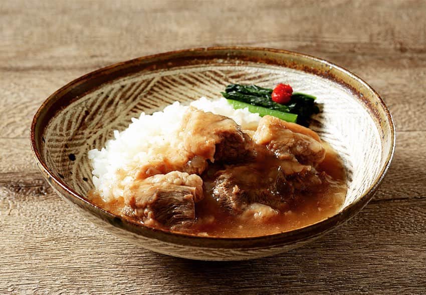 桜井誠のインスタグラム：「『桜井食堂からお知らせ』 明日9月22日正午より、特製スパイスチキンカレーの再販並びに、ウェブ限定の新メニュー！高級和牛、宮崎牛を使用した『とろとろ牛バラ煮込み飯』を販売します！牛バラは22日のみの販売となりますので、売り切れの際はご容赦くださいm(_ _)m  https://sakuraishokudo.shop-pro.jp/  #おうちで桜井食堂」