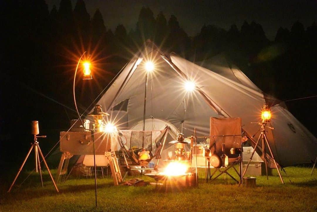 CAMP_HACKさんのインスタグラム写真 - (CAMP_HACKInstagram)「夜の暗いキャンプ場では、いくつあっても良いというくらい役に立つランタン。広いフリーサイトでまわりとの距離が取れれば、複数使いも楽しみたいですね。 . . from CAMP HACK . CAMP HACKであなたのキャンプライフを取材します！ 『#camphack取材』を付けて投稿！ . Photo by @untinoyoyosuke さん . #camp #camping #camphack #outdoorlife #outdoor #trip #travel #japan #followme #weekend #travelling #outdoorgirl #family #familytrip #キャンプ #アウトドア #キャンプ道具 #キャンプ初心者 #家族 #外遊び #自然 #キャンプ場 #お出かけ」9月21日 21時00分 - camp_hack