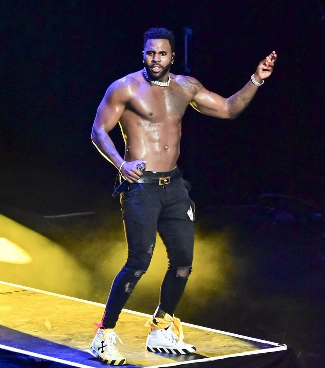 のインスタグラム：「It's been 11 years since we first heard @jasonderulo sing his name on a track – who would have guessed he'd be a TikTok star in 2020? Happy birthday, kinggg 💛」