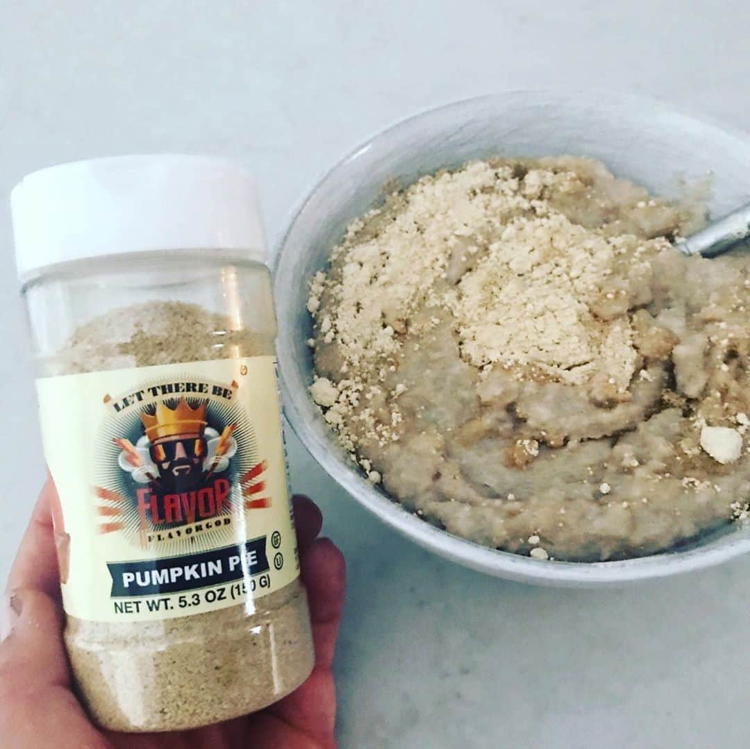 Flavorgod Seasoningsさんのインスタグラム写真 - (Flavorgod SeasoningsInstagram)「Snickerdoodle & Pumpkin Overnight oats! by customer @pluggingeveryday⁠ -⁠ Add delicious flavors to your meals!⬇️⁠ Click link in the bio -> @flavorgod  www.flavorgod.com⁠ -⁠ "Jumping on the pumpkin bandwagon, we’ll actually I never got off of it🤪. Quick, easy and protein dense and macro friendly oats. Volume brought to you by @greengiant riced cauliflower. PeScience snickerdoodle protein added after cooking oats and cauliflower. Topped with powdered PB and @flavorgod pumpkin pie 🥧! Super aromatic and yum. It’s so true that you eat with all your senses. Whole thing comes in at 196 cals,32p, 13c,3f."⁠ -⁠ Flavor God Seasonings are:⁠ 💥ZERO CALORIES PER SERVING⁠ 🔥0 SUGAR PER SERVING ⁠ 💥GLUTEN FREE⁠ 🔥KETO FRIENDLY⁠ 💥PALEO FRIENDLY⁠ -⁠ #food #foodie #flavorgod #seasonings #glutenfree #mealprep #seasonings #breakfast #lunch #dinner #yummy #delicious #foodporn」9月21日 21時01分 - flavorgod