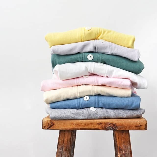 のインスタグラム：「. ＼キナリノモール／Healthknit｜ヘンリーネック長袖Tee	 . －－－－－－－－－ カラー違いで揃えたい♪ . 長く愛される定番のデザインが魅力のヘンリーネックTee 素材には、選び抜かれた特別なU.S.Cottonで編み立てた生地を使用。肌離れの良いドライな風合いで着心地も抜群です。 前開きのボタンには、ずっと変わることのないクラシカルなネコ目ボタンがポイント◎  カラーは、豊富に8色をご用意しています。 リーズナブルなお値段なので、カラー違いで集めるのもおすすめですよ＊ . －－－－－－－－－ https://kinarino-mall.jp/item-56892 . . ▶画像をタップすると詳細情報をご覧いただけます。 . ▶プロフィールの「インスタ掲載」ボタンから、ご紹介商品をまとめてご覧いただけます。→@kinarino_official . ▶キナリノアプリでも販売中！ 「お買いもの」→「インスタグラム掲載アイテム」 　 ※ダウンロードはプロフィールリンクから→@kinarino_official . . #キナリノモール #キナリノ #丁寧な暮らし #暮らし #Tシャツ #カットソー #秋コーデ #ファッション #コーディネート #今日のコーデ #シンプル #ナチュラルファッション #saro #Healthknit #Tshirt #style #fashion #comfortable #fashionista #coordination #simple #ootd #instafashion .」