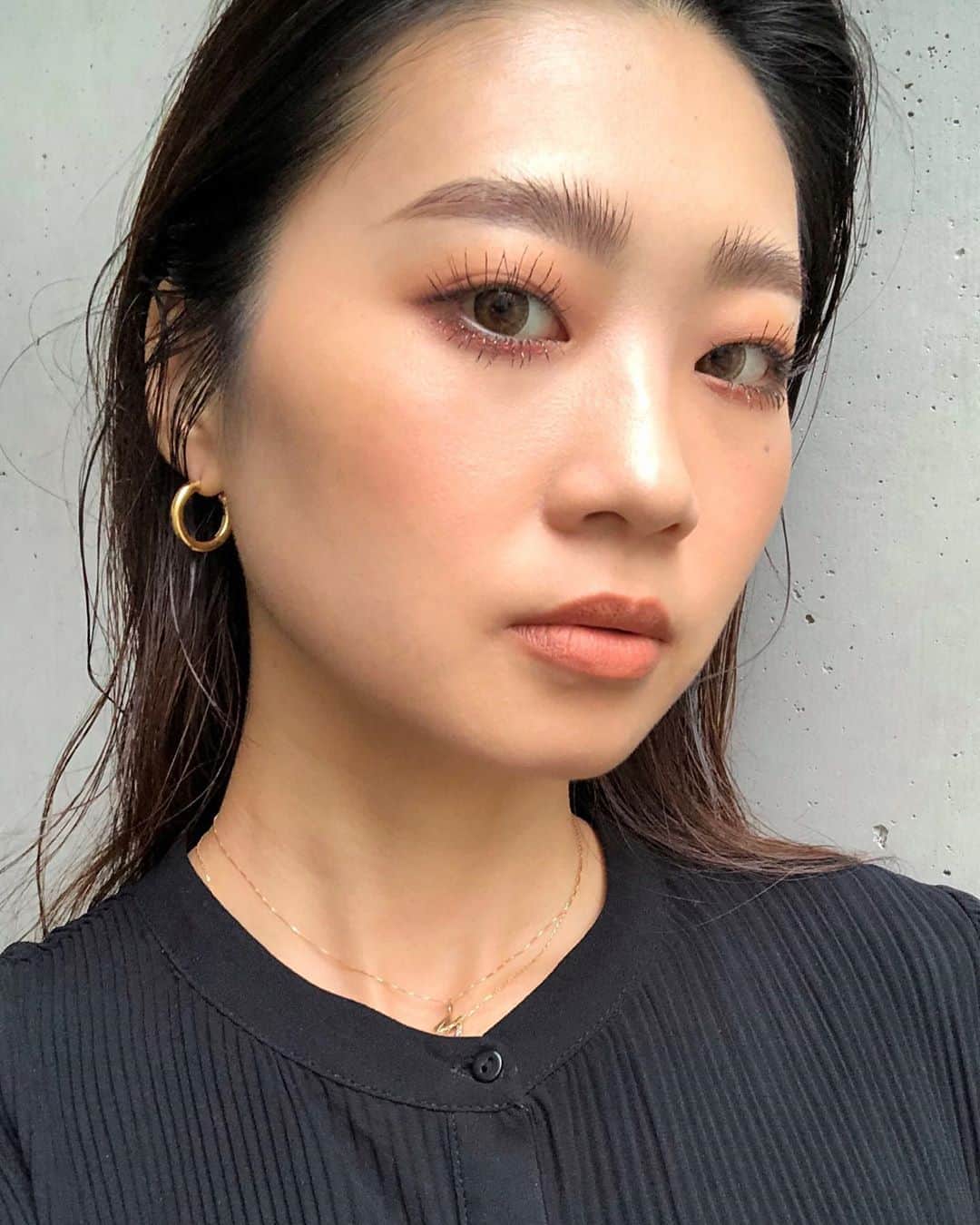 M∙A∙C Cosmetics Japanのインスタグラム：「シルバーウィーク第二弾！ 本日の『秋冬メイクにあわせるクリーンな肌作り』の#MACインスタライブ で使用した製品はこちらです👇 With MASAMI YAMADA @masam1101  ㅤ ご視聴いただいた皆さま、有難うございました✨まだの方はIGTVからぜひご覧くださいませ。  ㅤ 【ライブ使用製品】 SKIN ☑フィックス+ ラディアンス (スキンケア・仕上げ)  ㅤ FACE ☑ライトフル C+ ティンティッド プライマーSPF 45 (下地 全体) [170ブラシ] ☑スタジオ フィックス フルイッド SPF 15 / NC25 (ファンデーション 全体) [170ブラシ] ☑スタジオ フィックス スムース ウェア コンシーラー / NW25 (赤みが気になる部分) [170ブラシ] ☑M·A·C プレップ プライム トランスペアレント フィニッシング パウダー (ルースパウダー 全体) [187ブラシ]  ㅤ EYES ☑︎M・A・C プレップ プライム 24 アワー エクステンド アイ ベース ☑ダズルシャドウ / レッツ ロール (下まぶた) [212ブラシ] ☑︎ダズルシャドウ リキッド / フラッシュ アンド ダッシュ(下まつげ) ㅤ ＊BLUSH & HIGHLIGHTER ☑M·A·C ミネラライズ ブラッシュ / ユーモア ミー (チーク・アイシャドウ) [139ブラシ] ☑M·A·C ミネラライズ スキンフィニッシュ / ライトスカペード (ハイライト) [159ブラシ]  ㅤ ＊LIPS ☑M·A·C プレップ プライム リップ (リップベース) ☑パウダー キス リップスティック / インパルシブ  ㅤ 【その他使用製品】 ＊MASCARAS ☑フォルス ラッシュ マキシマイザー (マスカラ下地) ☑エクステンディッド プレイ パーム ミー アップ ラッシュ / パーム ブラック (マスカラ)  ㅤ ＊BROWS ☑アイブロウ スタイラー / スパイクト (眉ペンシル) ☑スモール アイシャドウ / ウェッジ (眉パウダー) ☑アイブロウ ビッグ ブースト ファイバー ジェル / ストラット (眉マスカラ) ㅤ ㅤ 【公式オンラインショップ限定特典】 ☑︎初回ご購入のお客様へ10% OFFクーポンをプレゼント（クーポンコードwelcome） ㅤ #MACCosmeticsJapan #MACCosmetics #MAC #MACコスメ #マックコスメ #コスメ#デパコス#メイク好き#メイク道具#美容大好き#美容好き#メイクプロセス#秋メイク#メイクテク#リキッドファンデーション#リキッド#透明感#透明感メイク#ベースメイク#潤い#潤い肌#保湿#ツヤ肌#ツヤ肌メイク#ファンデーション#カバー力#毛穴レス」