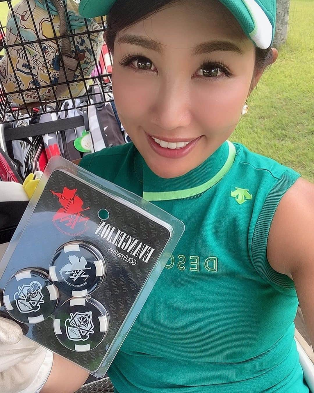 yurieさんのインスタグラム写真 - (yurieInstagram)「秋冬の新作 @descentegolf のウェアコーデ❤️  靴以外はデサントだよ❤️  ノースリニットは今の時期にピッタリ☺️❤️  まだ暑いからこの日はそのまま着た☺️✨  中にインナーきればもう少し寒くなっても使えるね😊❤️  タイトめなシルエットも最高だぜい❤️  4枚目は、頂いたエバンゲリオンのマーカー☺️✨　@evangeliongolf.official   #descente  #descentegolf #デサントゴルフ　#デサントゴルファー　#デサント大好き　#デサント　#秋冬ウェア　#ゴルフウェアコーデ　#秋冬コーデ　#ootdgolf #女子ゴルファー　#80台ゴルファー  #可愛いゴルフウェア　#ゴルフウェアレディース  #ゴルフウェア可愛い　#かっこいいゴルフウェア  #ゴルフ女子」9月21日 21時12分 - yurie808golf