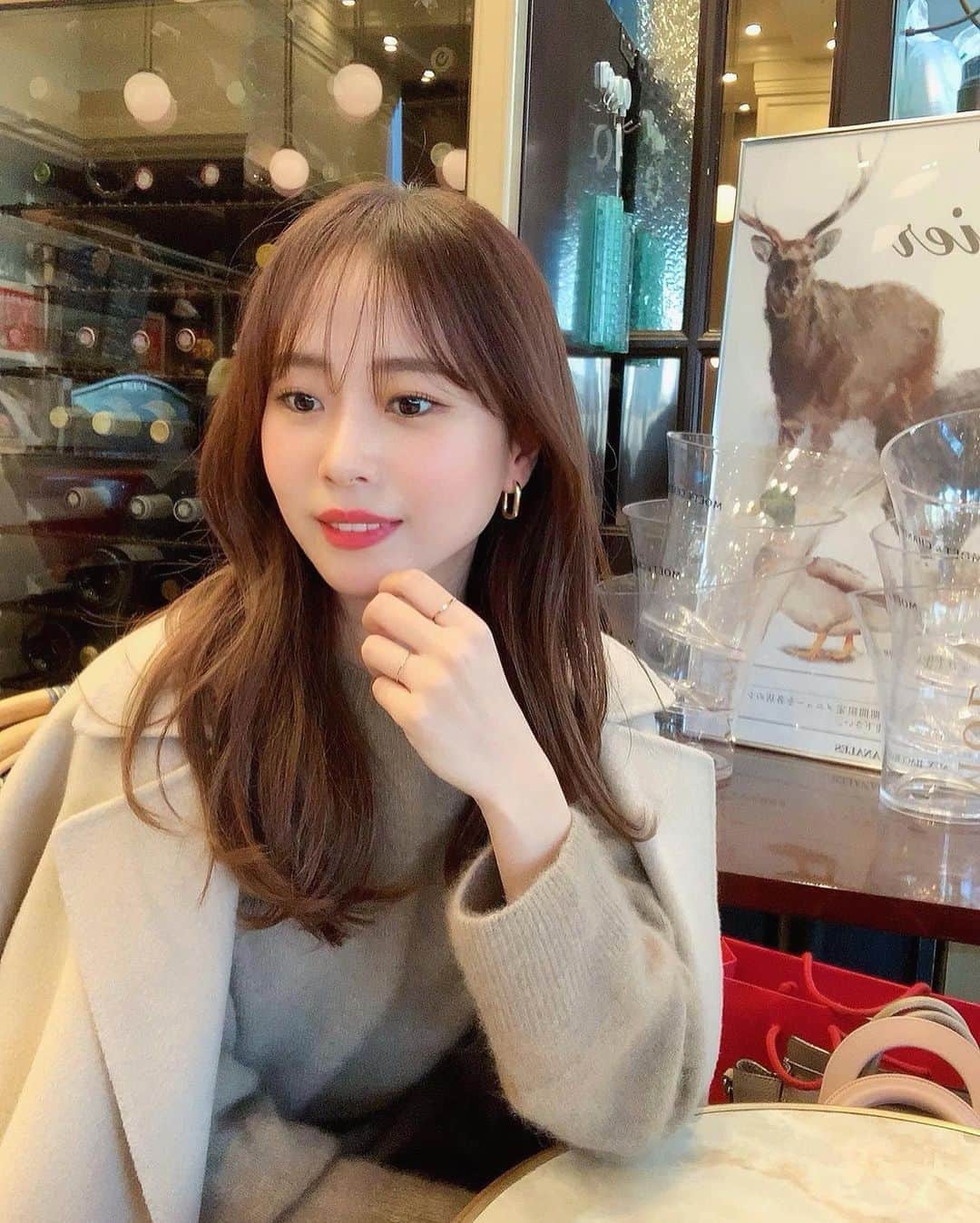 ハンナミのインスタグラム：「昨年の冬かな. 🤍 #前髪切りたくなってきた  ストーリーでは すでにお知らせしましたが 大好評だった ダブルウールコートが 今年も再販売が決まりました✨😚  9/25(fri)〜 予約販売start！ 新作のノーカラーコートも同時発売です :)」