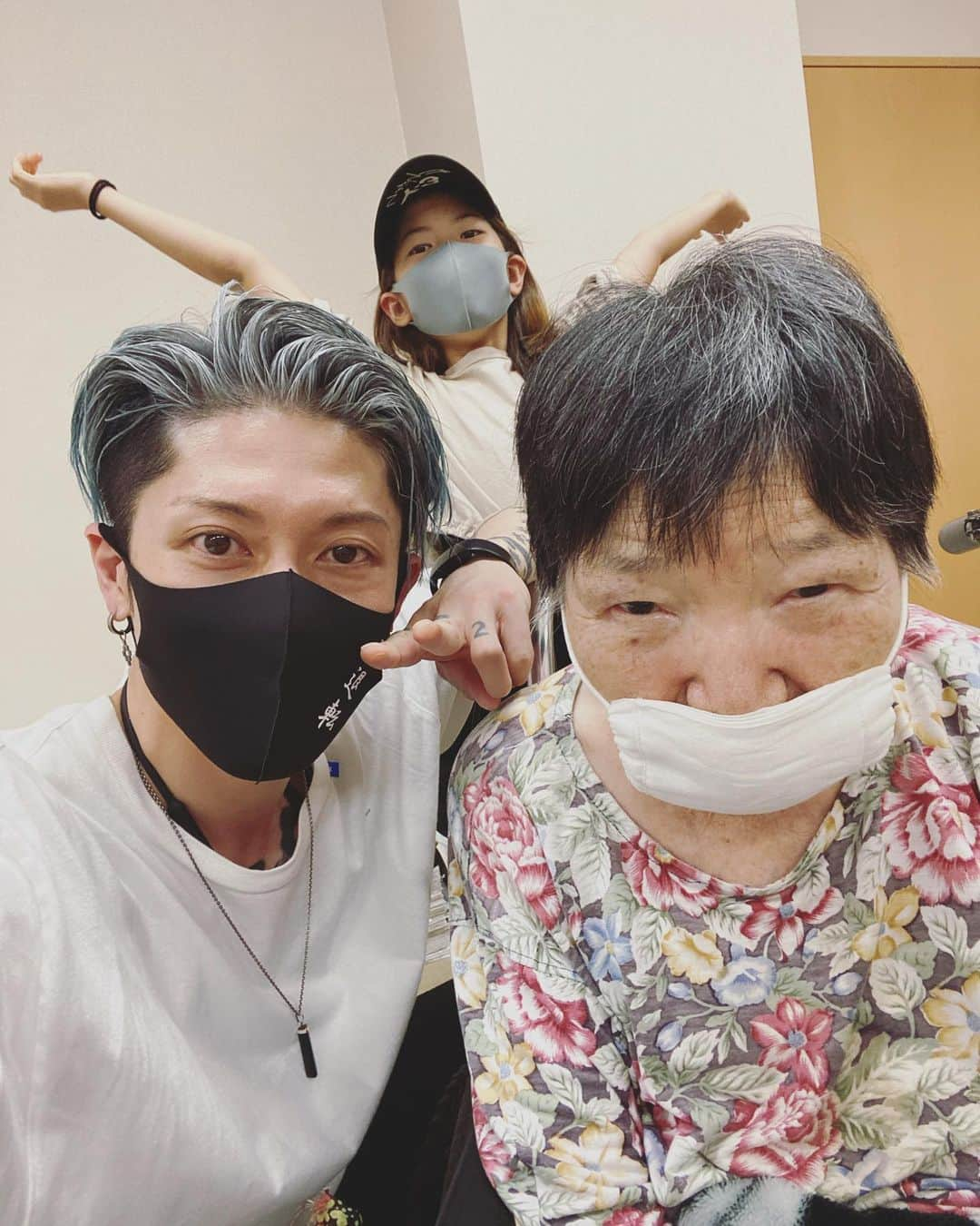 雅-MIYAVI-さんのインスタグラム写真 - (雅-MIYAVI-Instagram)「Also saw gramma! 長生きしてね😌 #敬老の日」9月21日 21時06分 - miyavi_ishihara