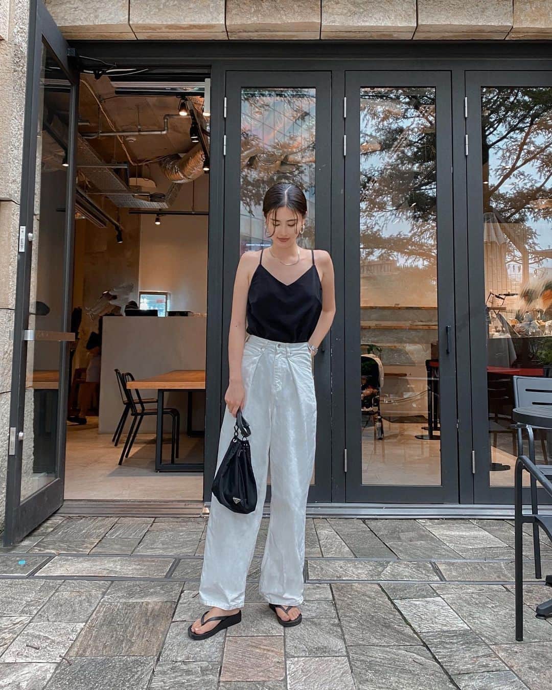 影山可蓮のインスタグラム：「・ ・ Simple outfit☕️ ・ ・ 先週末の私服記録📄 白黒トーン安定ですね〜 大好きビーサンコーデもそろそろおしまいに近づいてきた🌾 サテンキャミ、カップ付きを発見して即ポチ！こーゆーキャミっていつもインナー困るからね💭 ・ ・ 🏷 TOPS @colony2139_jp  Denim @akte_official  ・ ・　 #outfit #ootd  #instafashion  #colony2139  #minimalstyle #minimalfashion #classicstyle #simpleoutfit #everydaylook  #コーデ #コーディネート #今日のコーデ #プチプラ #高見え #私服  #karen_k_outfit」
